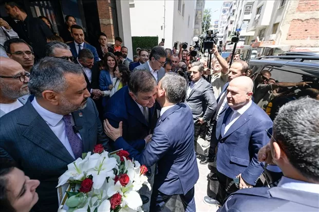 CHP Genel Başkanı Özgür Özel, İzmir programına CHP İzmir İl Başkanlığı'nı ziyaret ederek başladı. 