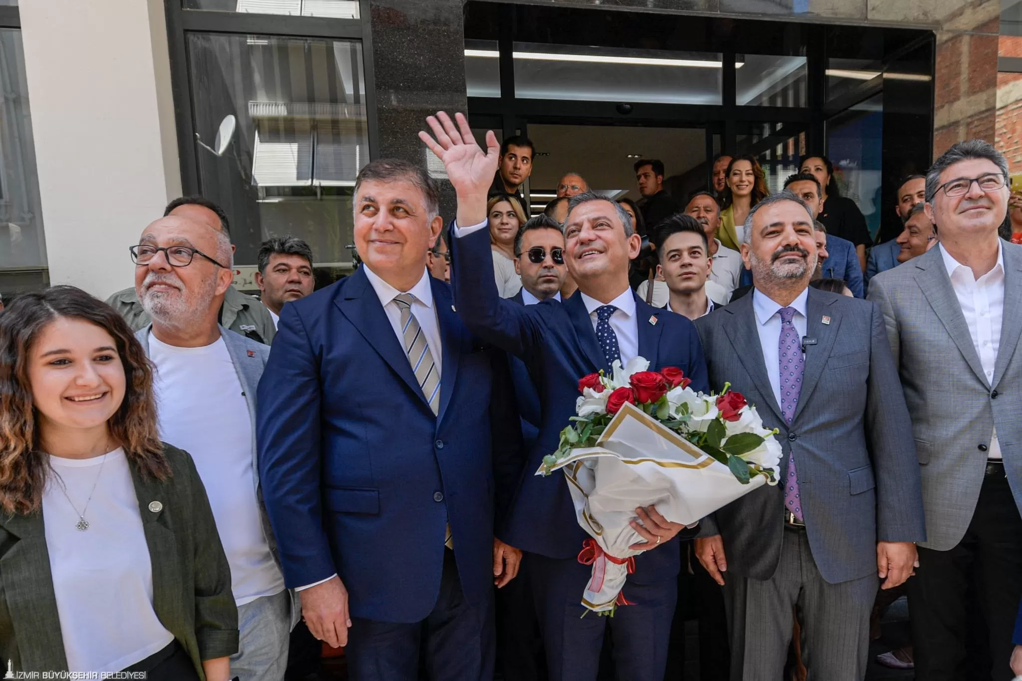CHP Genel Başkanı Özgür Özel, İzmir programına CHP İzmir İl Başkanlığı'nı ziyaret ederek başladı. 
