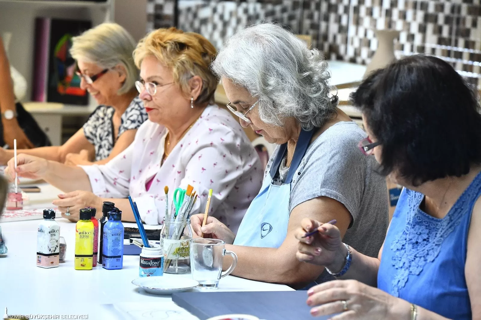 İzmir Büyükşehir Belediyesi'nin Sağlıklı Yaş Alma ve Alzheimer-Demans Hastaları Buluşma ve Dayanışma Merkezi, 55 yaş üstü İzmirlileri 14 farklı kursla buluşturuyor. 