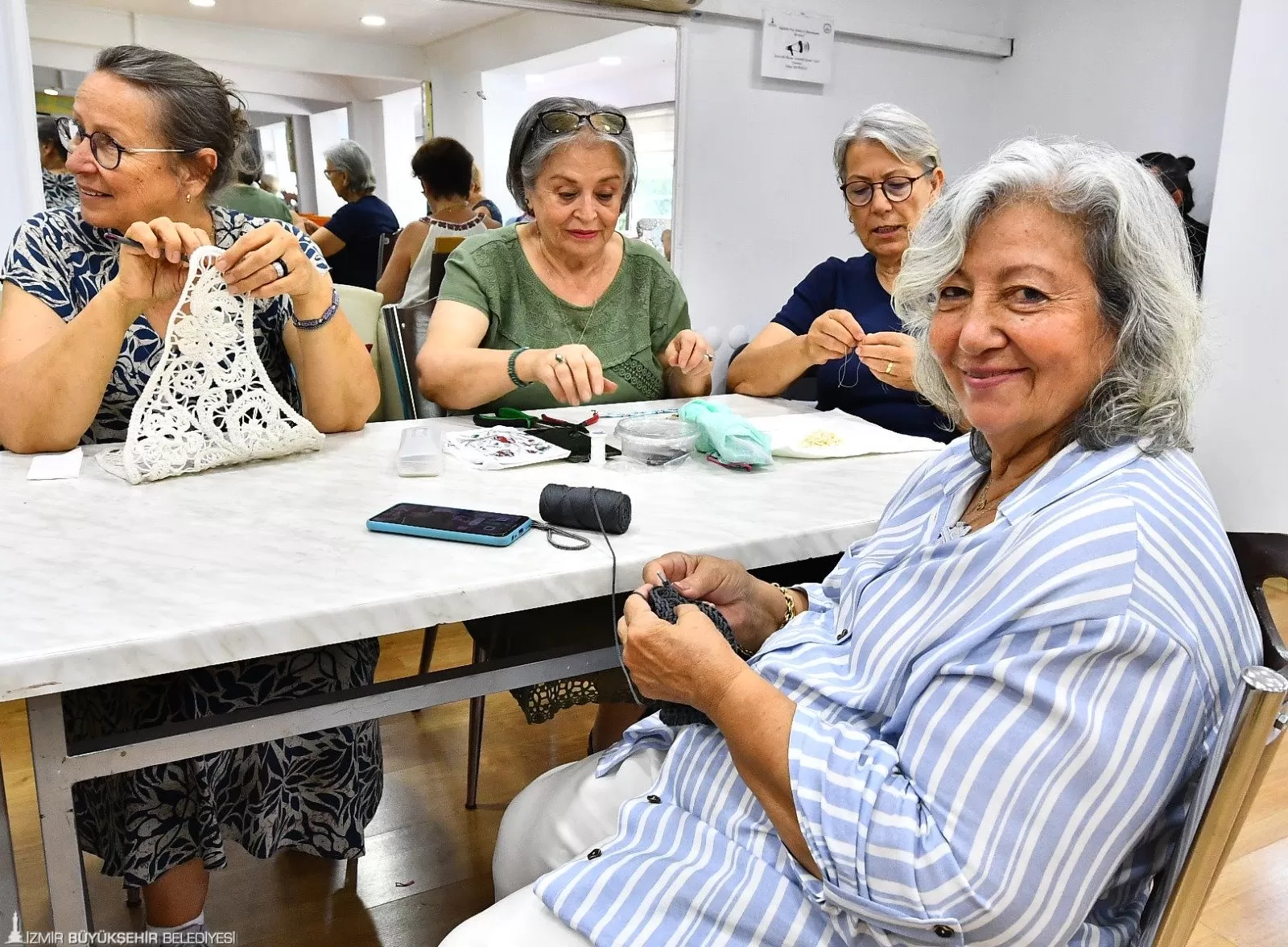 İzmir Büyükşehir Belediyesi'nin Sağlıklı Yaş Alma ve Alzheimer-Demans Hastaları Buluşma ve Dayanışma Merkezi, 55 yaş üstü İzmirlileri 14 farklı kursla buluşturuyor. 