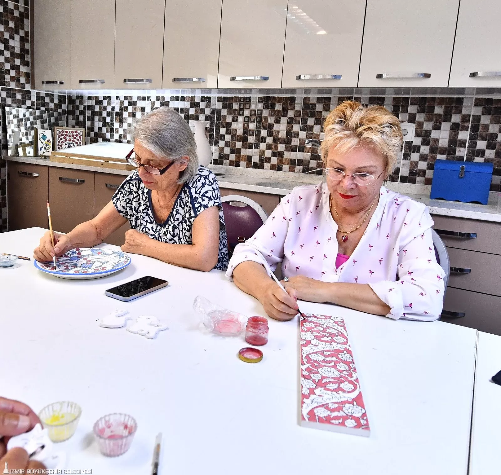 İzmir Büyükşehir Belediyesi'nin Sağlıklı Yaş Alma ve Alzheimer-Demans Hastaları Buluşma ve Dayanışma Merkezi, 55 yaş üstü İzmirlileri 14 farklı kursla buluşturuyor. 