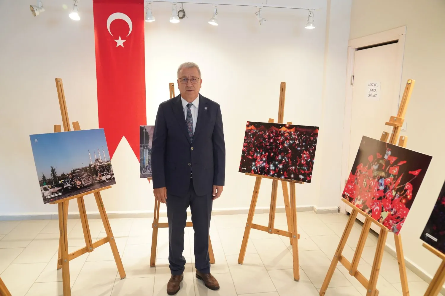 Ege Üniversitesi'nde 15 Temmuz Demokrasi ve Milli Birlik Günü etkinlikleri kapsamında "Demokrasi ve Milli Bilinç" paneli düzenlendi.