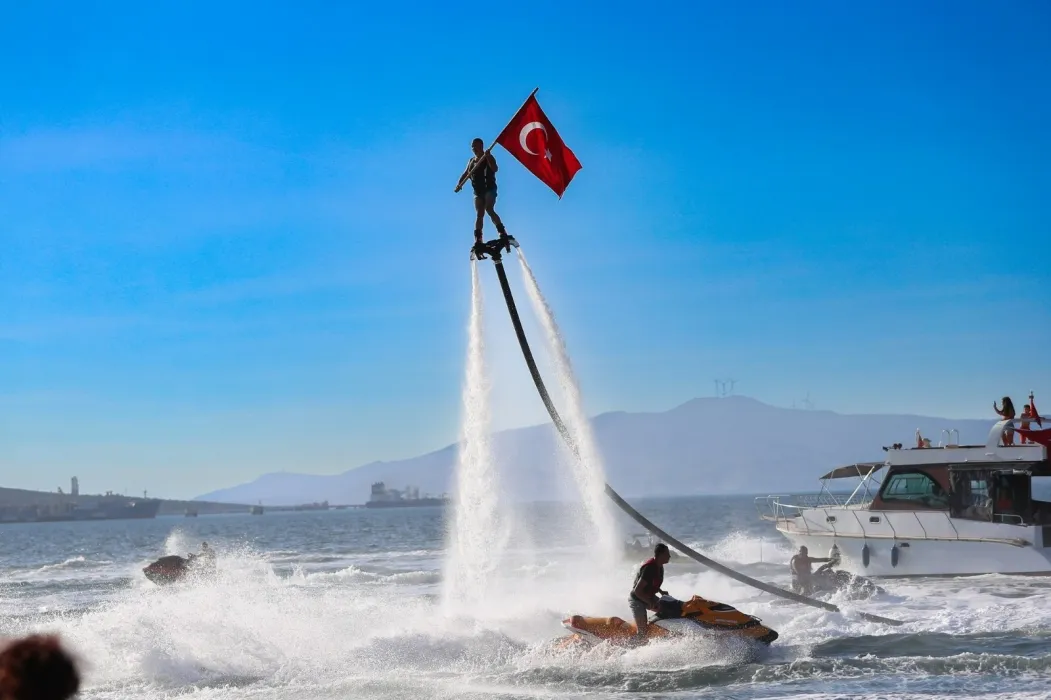 Aliağa, 1 Temmuz Denizcilik ve Kabotaj Bayramı'nı çeşitli etkinliklerle coşkuyla kutladı. Törende Atatürk Anıtına çelenk sunuldu, saygı duruşunda bulunuldu ve İstiklal Marşı okundu.