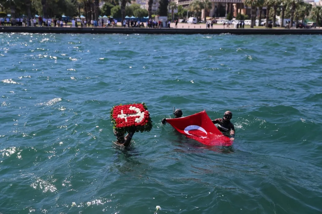 Aliağa, 1 Temmuz Denizcilik ve Kabotaj Bayramı'nı çeşitli etkinliklerle coşkuyla kutladı. Törende Atatürk Anıtına çelenk sunuldu, saygı duruşunda bulunuldu ve İstiklal Marşı okundu.