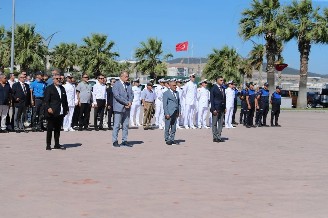 Aliağa, 1 Temmuz Denizcilik ve Kabotaj Bayramı'nı çeşitli etkinliklerle coşkuyla kutladı. Törende Atatürk Anıtına çelenk sunuldu, saygı duruşunda bulunuldu ve İstiklal Marşı okundu.