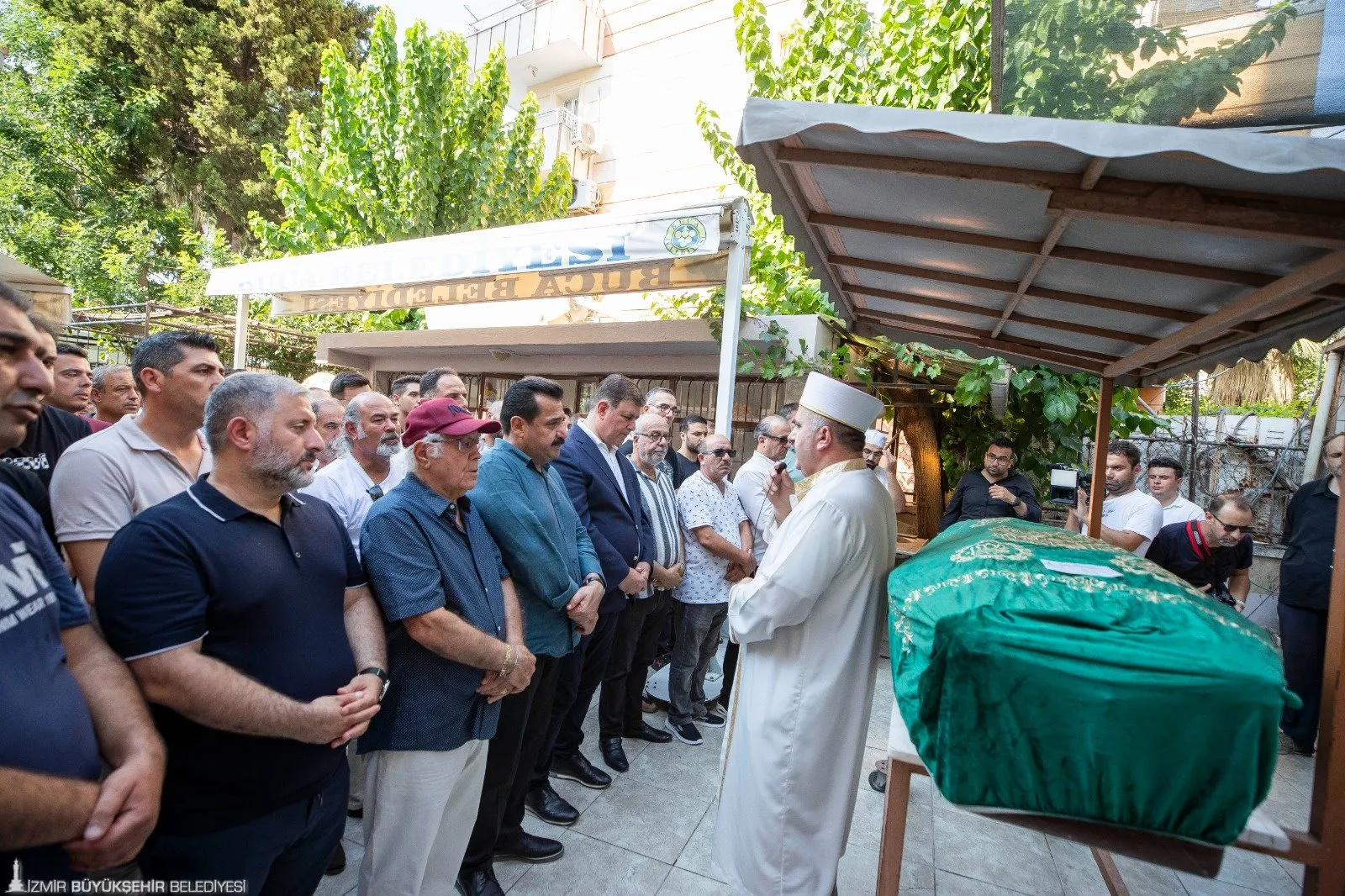 İzmir Büyükşehir Belediye Başkanı Dr. Cemil Tugay, Alsancak'ta elektrik akımına kapılarak hayatını kaybeden İnanç Öktemay'ın cenazesine katılarak acısını paylaştı.