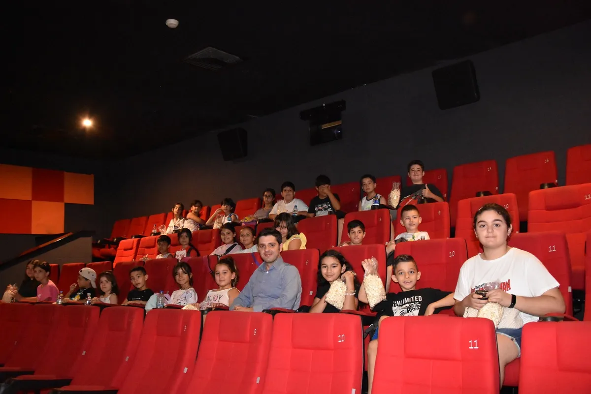 Balçova Belediyesi'nin düzenlediği 5 haftalık yaz etkinlikleri kapsamında 1500 ilköğretim öğrencisi, Agora AVM'de sinema keyfi yaşadı.