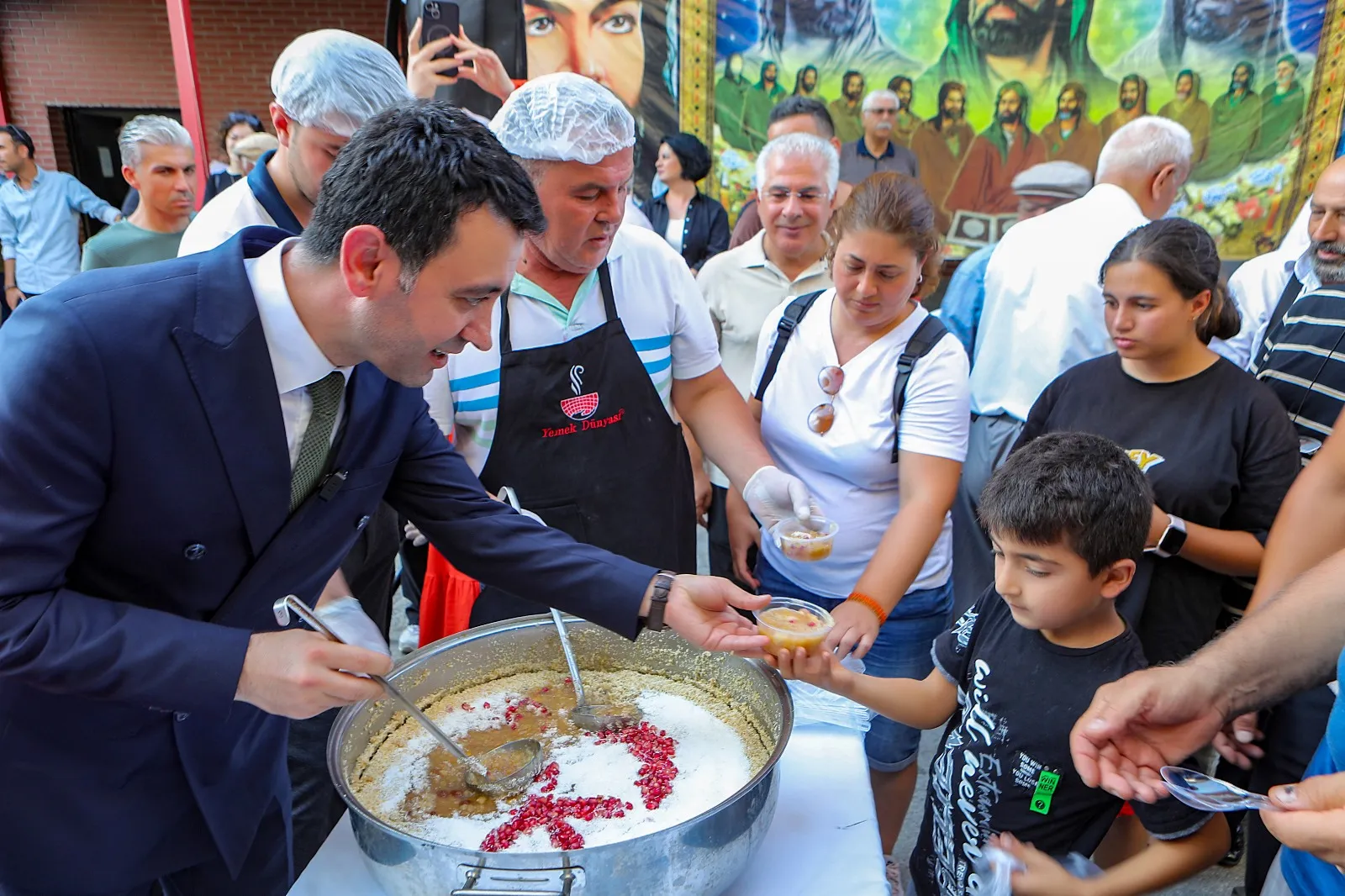 Bayraklı Belediyesi, Muharrem ayının manevi değerlerini yaşatmak amacıyla Sevgi Yolu, Haşim İşcan Caddesi, Değirmen Kafe ve Aşık Mahzuni Şerif Kültür Merkezi’nde toplam 4 bin kişilik aşure dağıttı. 