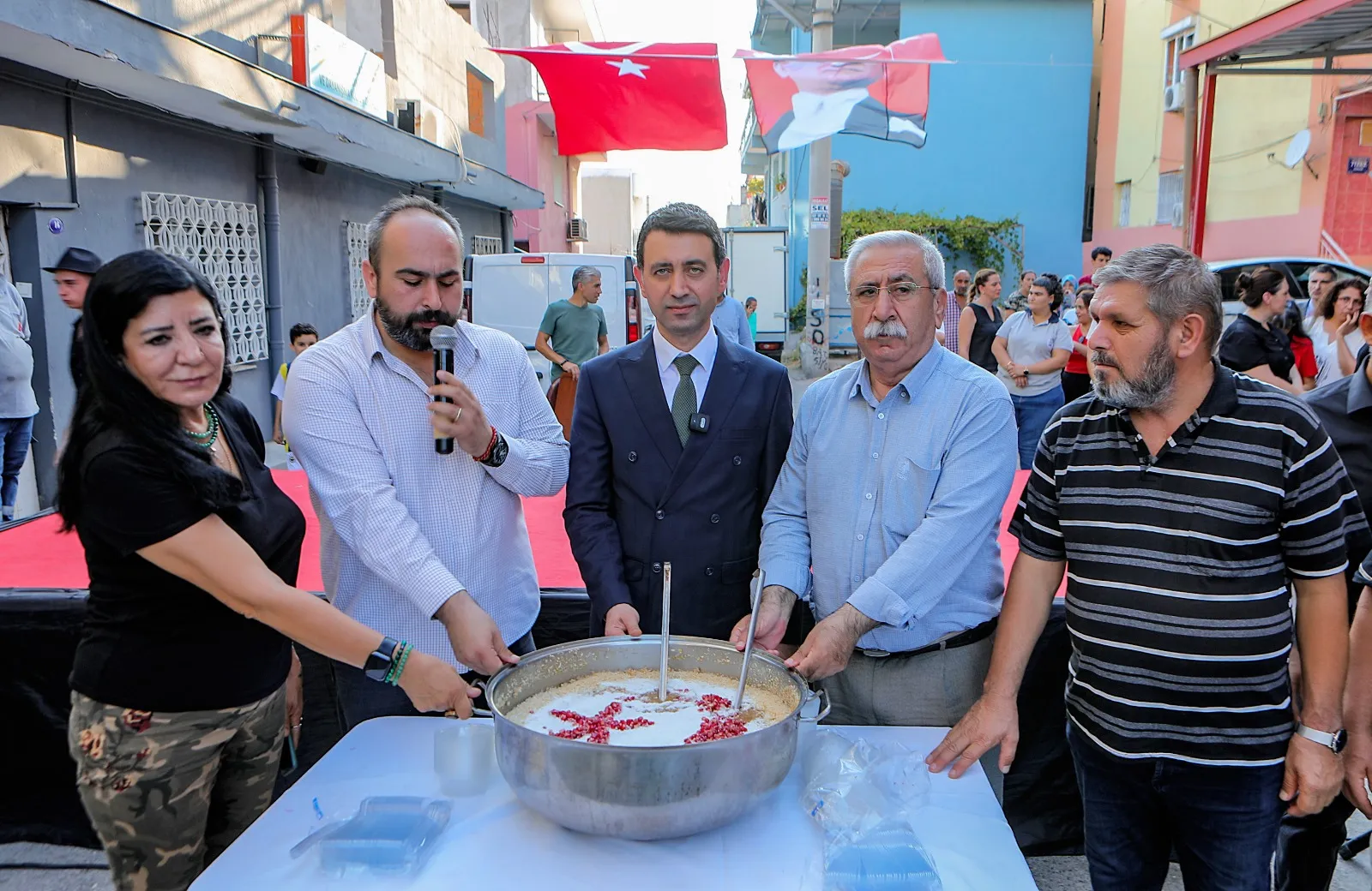 Bayraklı Belediyesi, Muharrem ayının manevi değerlerini yaşatmak amacıyla Sevgi Yolu, Haşim İşcan Caddesi, Değirmen Kafe ve Aşık Mahzuni Şerif Kültür Merkezi’nde toplam 4 bin kişilik aşure dağıttı. 