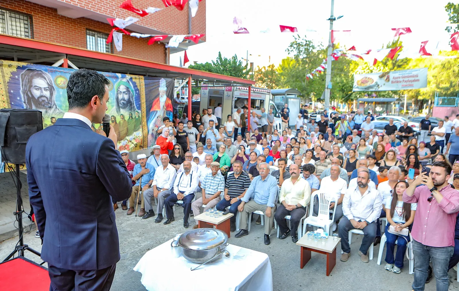 Bayraklı Belediyesi, Muharrem ayının manevi değerlerini yaşatmak amacıyla Sevgi Yolu, Haşim İşcan Caddesi, Değirmen Kafe ve Aşık Mahzuni Şerif Kültür Merkezi’nde toplam 4 bin kişilik aşure dağıttı. 