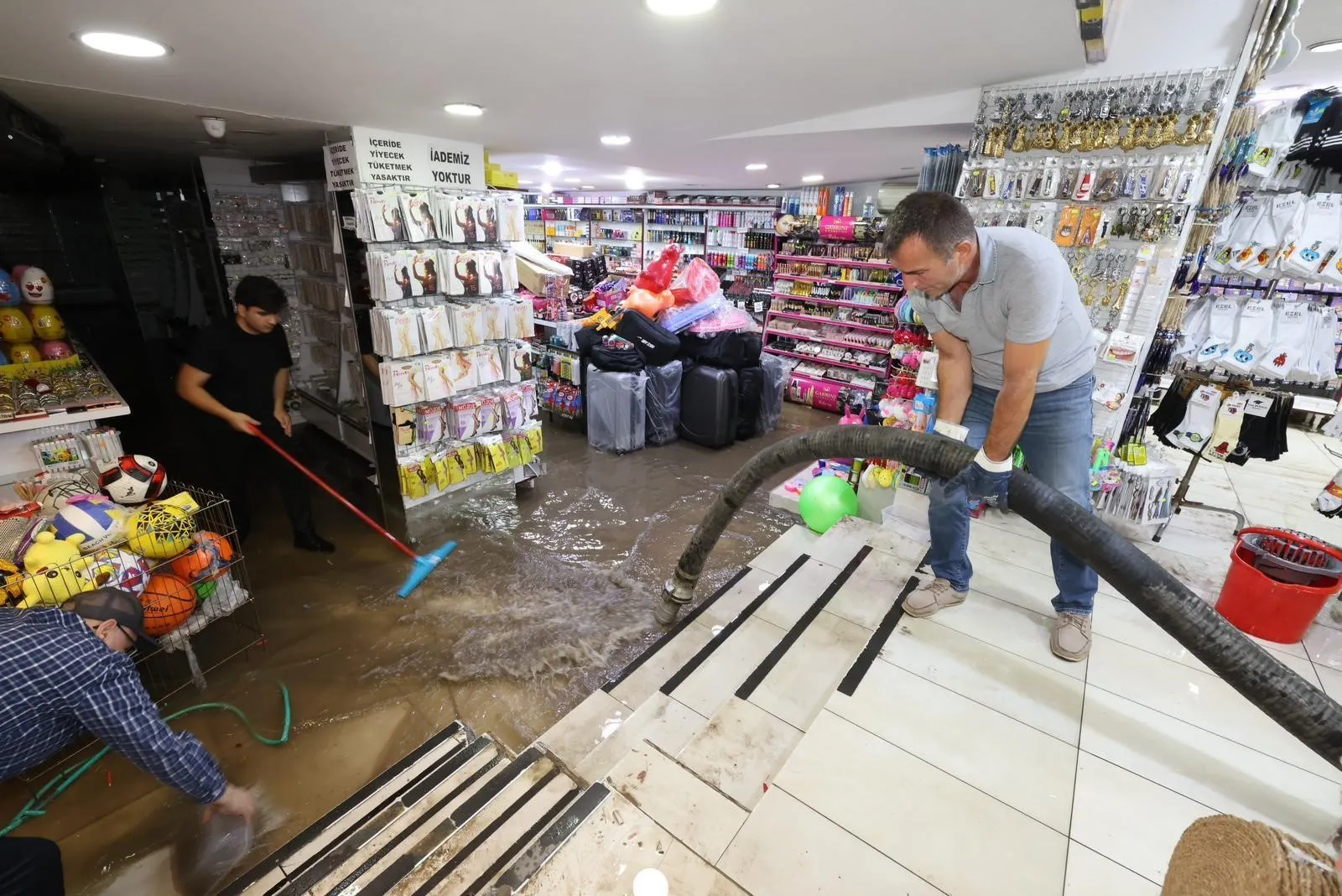 İzmir'i etkisi altına alan şiddetli yağışlar, Bayraklı ilçesinde sel felaketine neden oldu. Sel suları evleri ve iş yerlerini basarken, 2 kişi elektrik akımına kapılarak hayatını kaybetti.