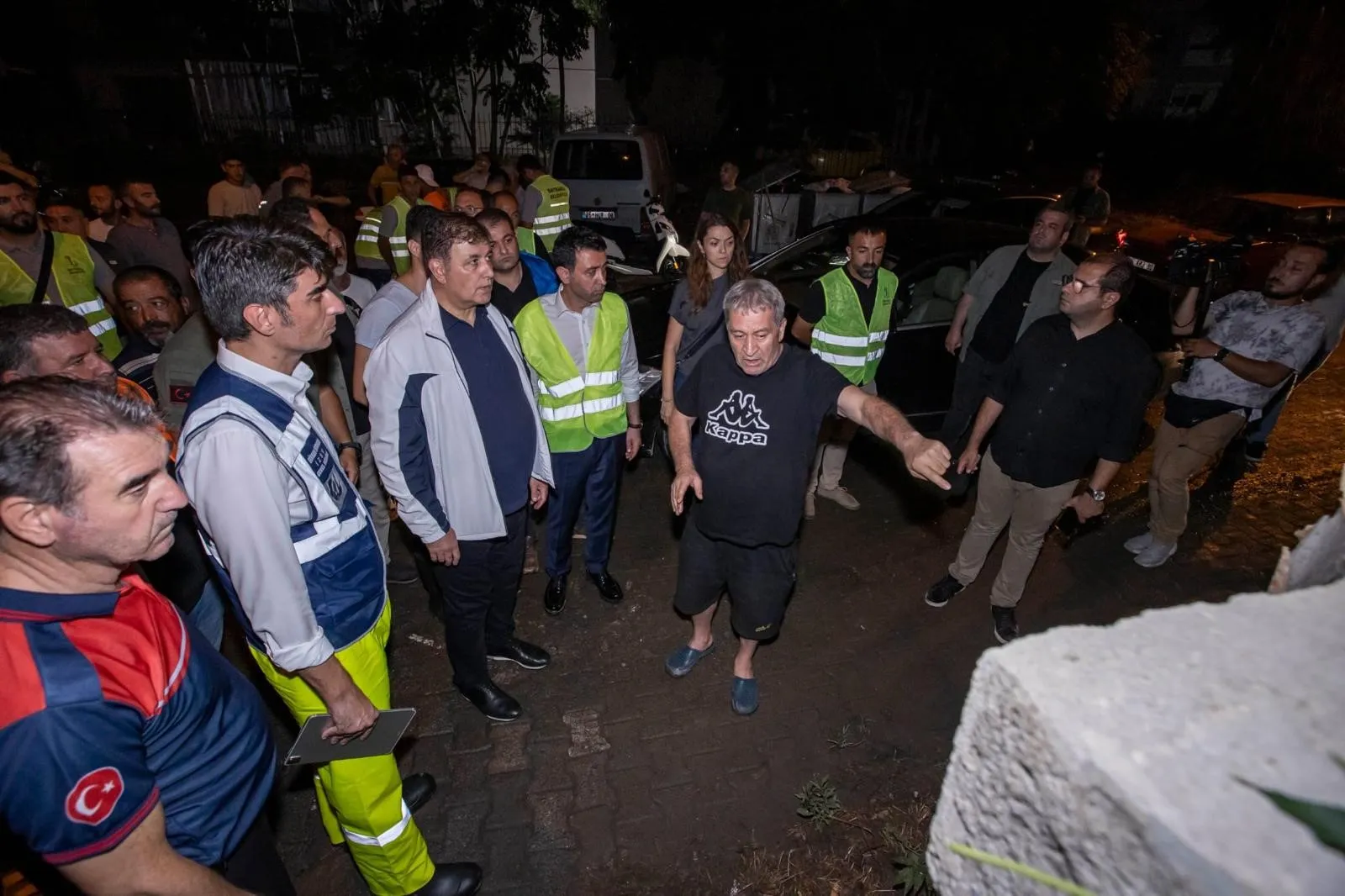 İzmir'i etkisi altına alan şiddetli yağışlar, Bayraklı ilçesinde sel felaketine neden oldu. Sel suları evleri ve iş yerlerini basarken, 2 kişi elektrik akımına kapılarak hayatını kaybetti.