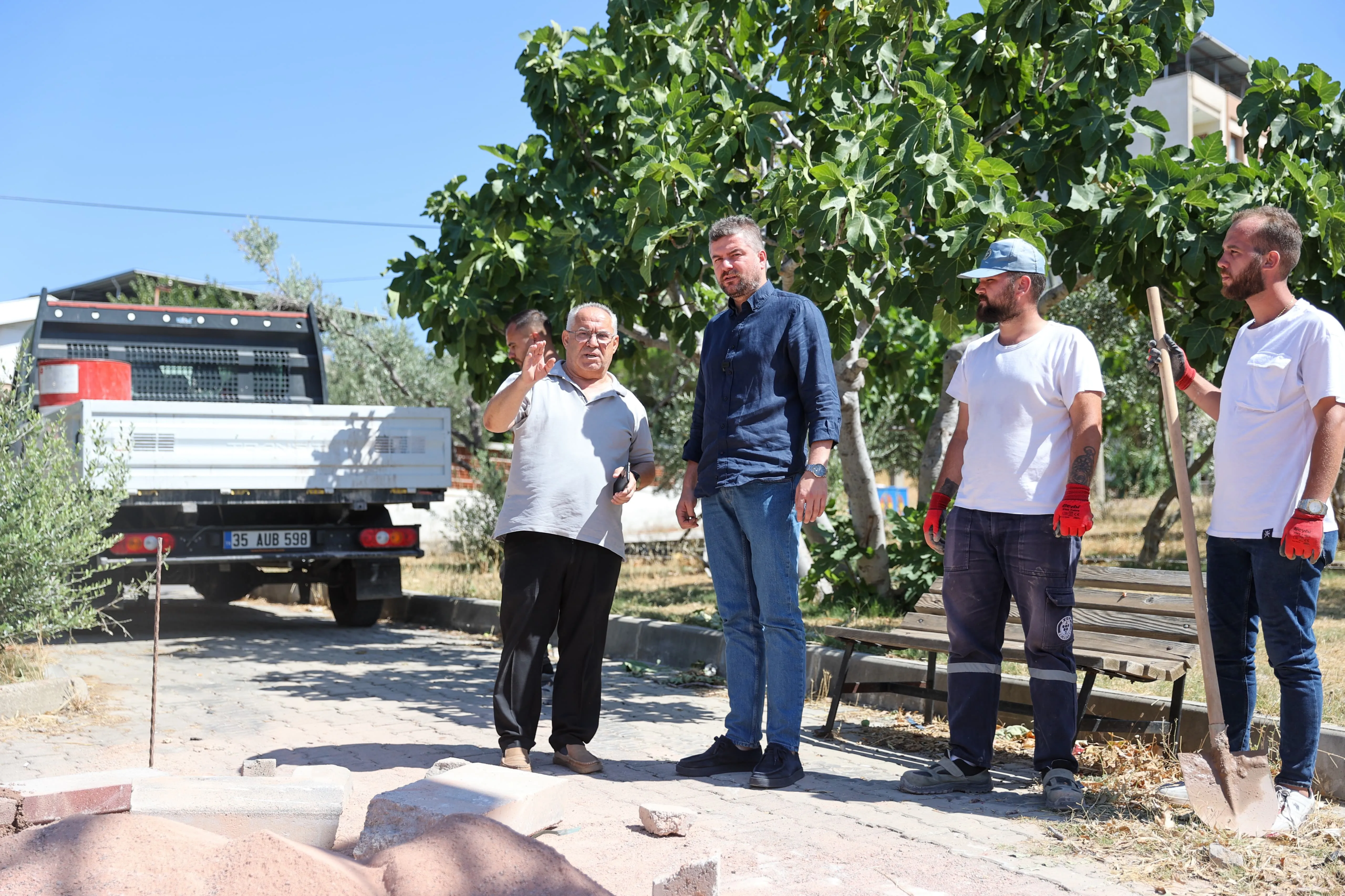 Buca Belediye Başkanı Görkem Duman, mahalle ziyaretlerine hız kesmeden devam ediyor