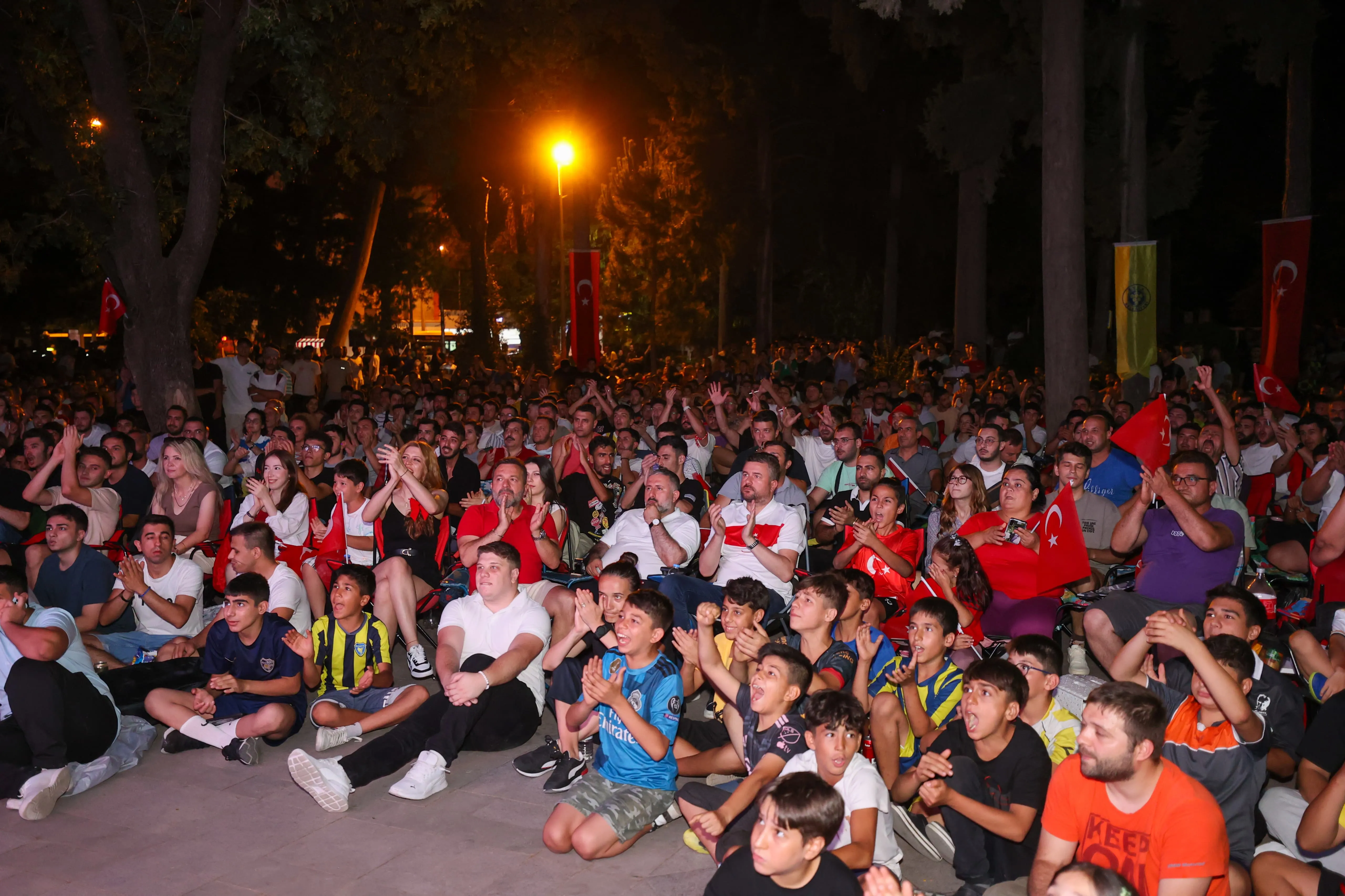 Buca Belediyesi, futbolseverleri yarın akşam saat 22.00'de Avusturya ile karşılaşacak olan A Milli Futbol Takımı'nı dev ekranda desteklemeye davet ediyor.