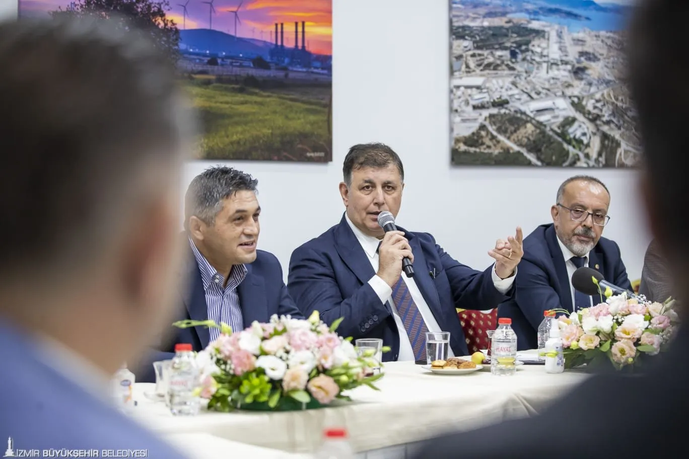 İzmir Büyükşehir Belediye Başkanı Dr. Cemil Tugay, Aliağa'da sanayiciler ve nakliyecilerle bir araya gelerek ulaşım ve altyapı sorunlarını ele aldı. 