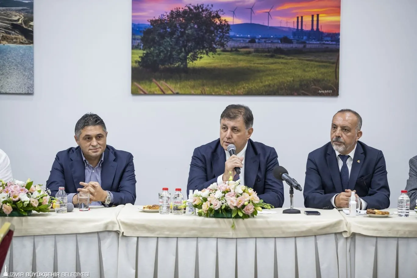 İzmir Büyükşehir Belediye Başkanı Dr. Cemil Tugay, Aliağa'da sanayiciler ve nakliyecilerle bir araya gelerek ulaşım ve altyapı sorunlarını ele aldı. 