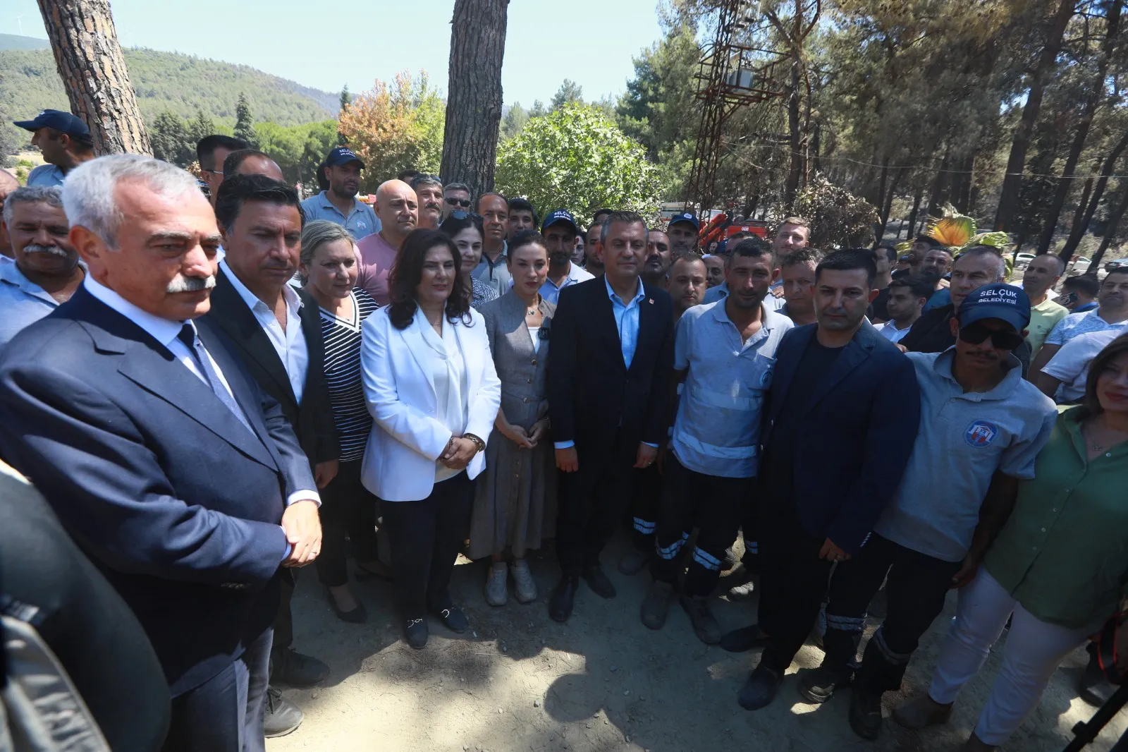 CHP Genel Başkanı Özgür Özel, Efes Selçuk’ta 350 hektarlık alanın tahrip olduğu orman yangını sonrası Arvalya Mevkii Pamucak Bölgesi'nde incelemelerde bulundu. 