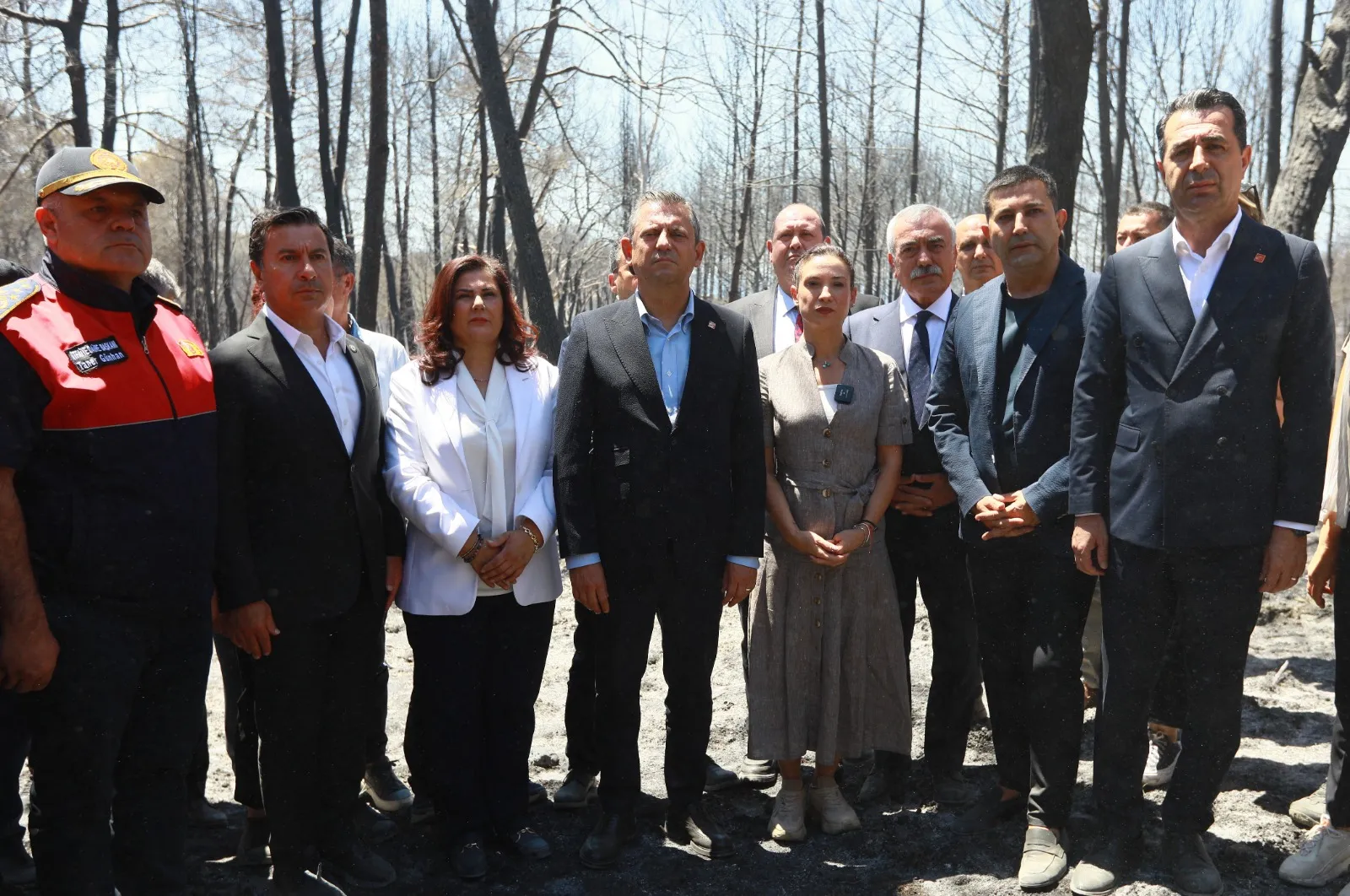 CHP Genel Başkanı Özgür Özel, Efes Selçuk’ta 350 hektarlık alanın tahrip olduğu orman yangını sonrası Arvalya Mevkii Pamucak Bölgesi'nde incelemelerde bulundu. 