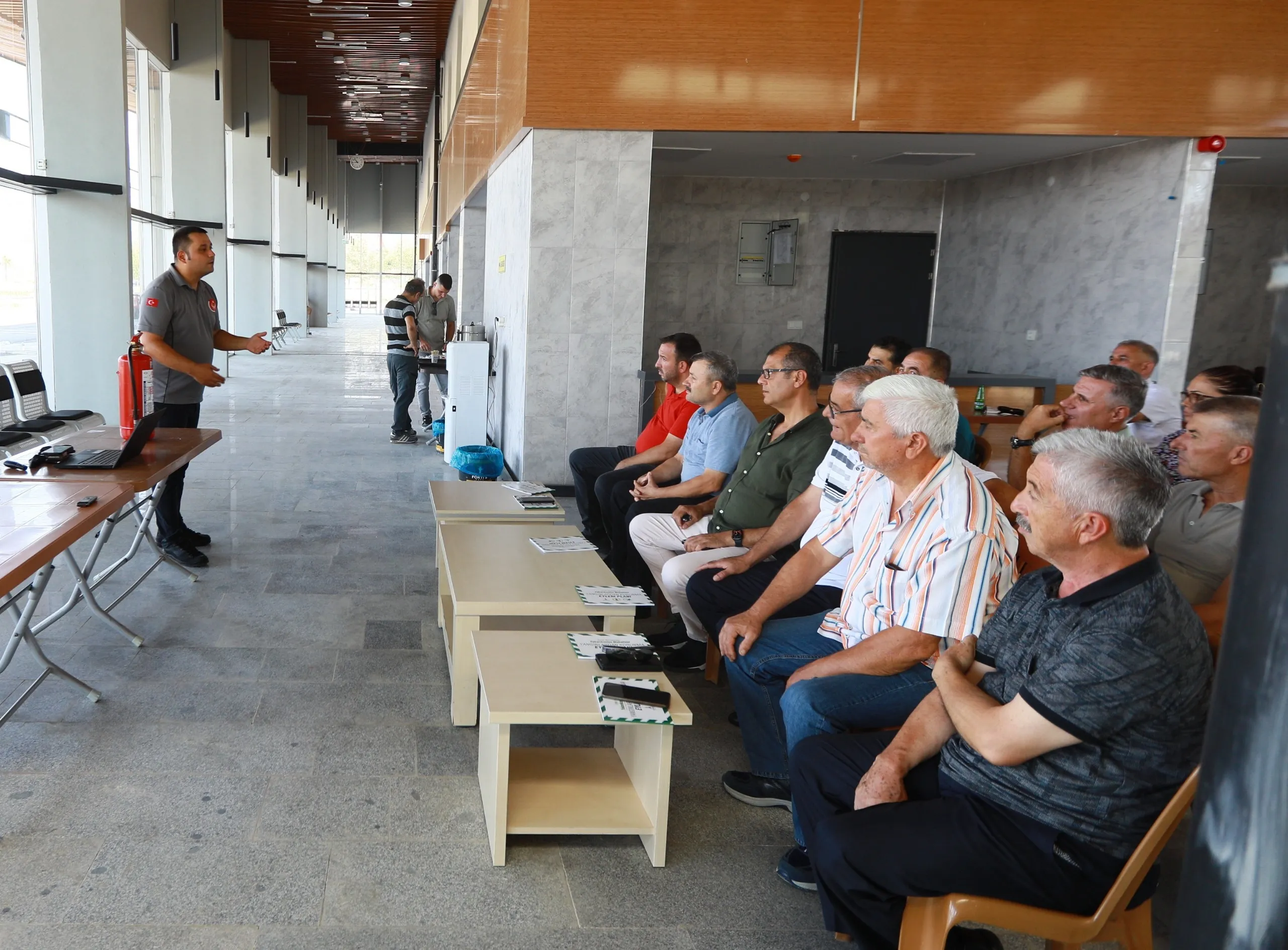 İzmir Büyükşehir Belediyesi İtfaiye Daire Başkanlığı, Efes Selçuk'ta muhtarlara yangın öncesi, yangın anı ve sonrasında alınması gereken önlemlerle ilgili bir bilgilendirme toplantısı düzenledi.