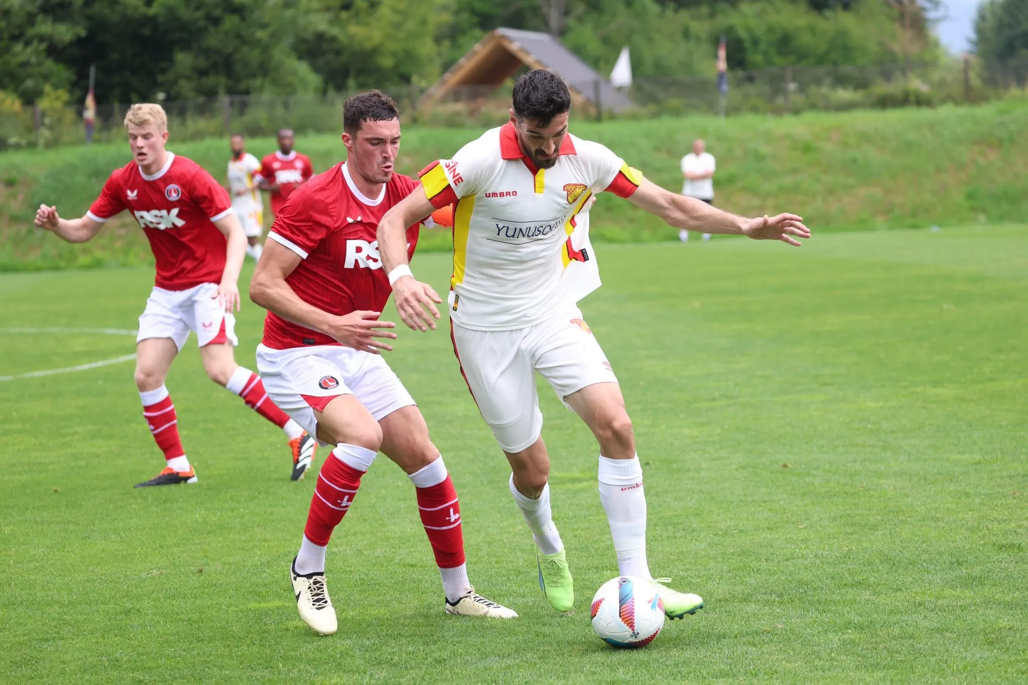 Trendyol Süper Lig'in yeni sezonuna hazırlanan Göztepe, Slovenya kampında oynadığı ilk hazırlık maçında İngiliz ekibi Charlton Athletic'e 3-1 mağlup oldu.