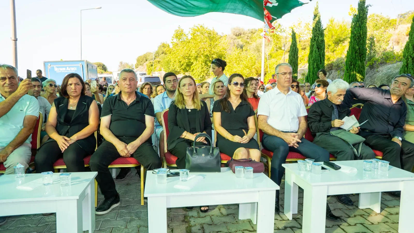 Güzelbahçe Belediyesi, Yaka Mahallesi meydanında Muharrem Ayı'nın sona ermesi nedeniyle aşure etkinliği gerçekleştirdi.