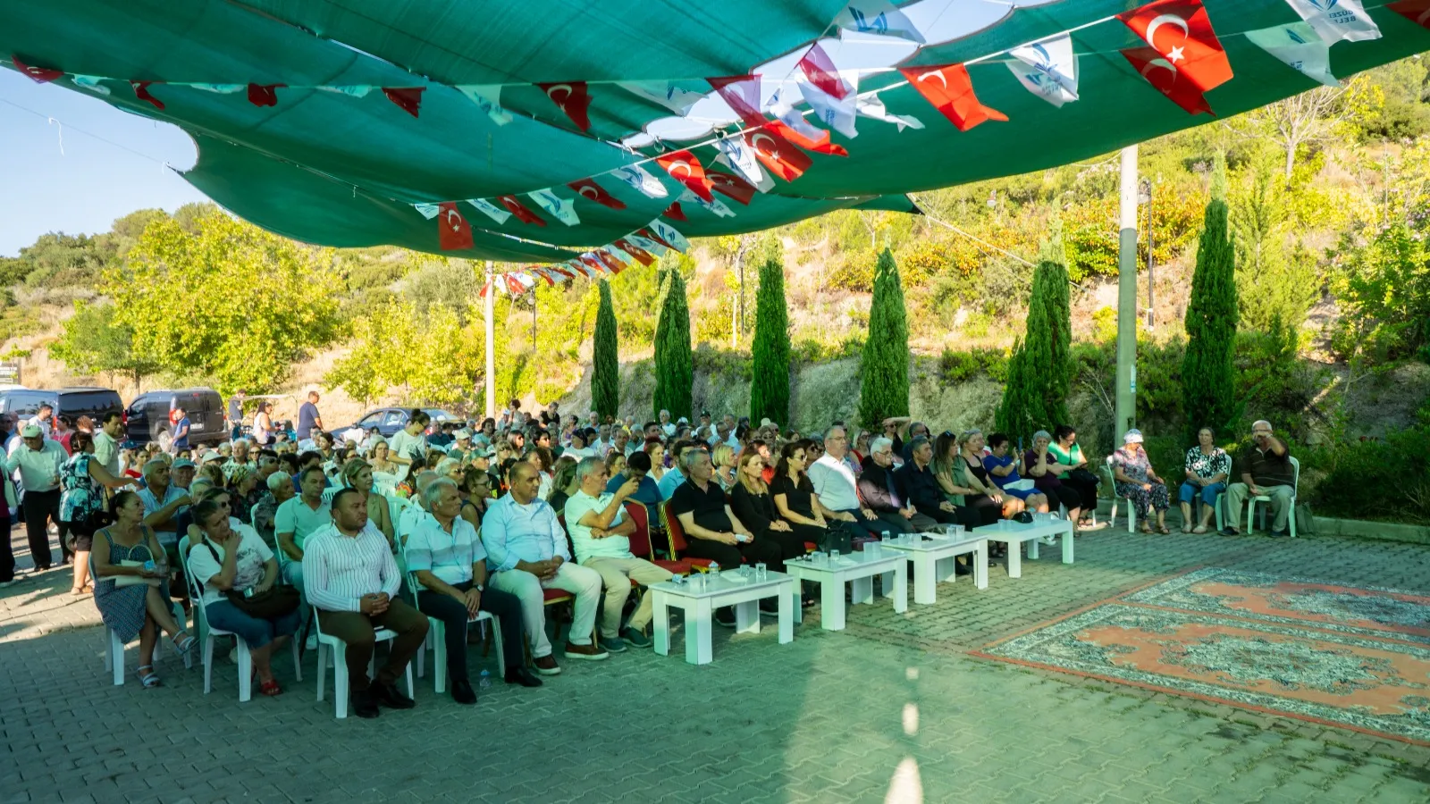 Güzelbahçe Belediyesi, Yaka Mahallesi meydanında Muharrem Ayı'nın sona ermesi nedeniyle aşure etkinliği gerçekleştirdi.