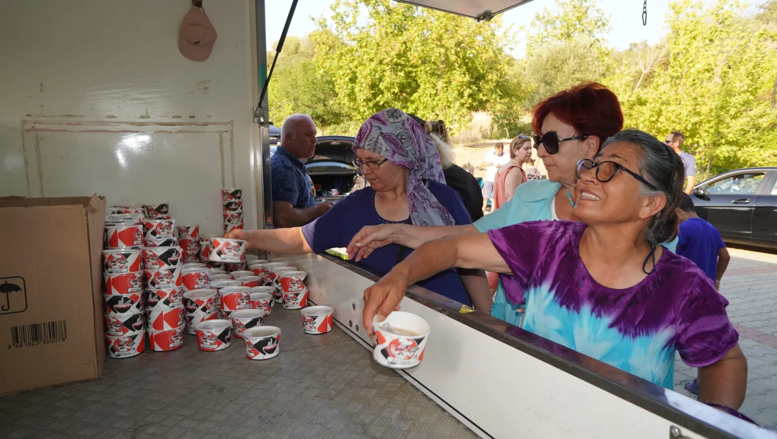 Güzelbahçe Belediyesi, Yaka Mahallesi meydanında Muharrem Ayı'nın sona ermesi nedeniyle aşure etkinliği gerçekleştirdi.