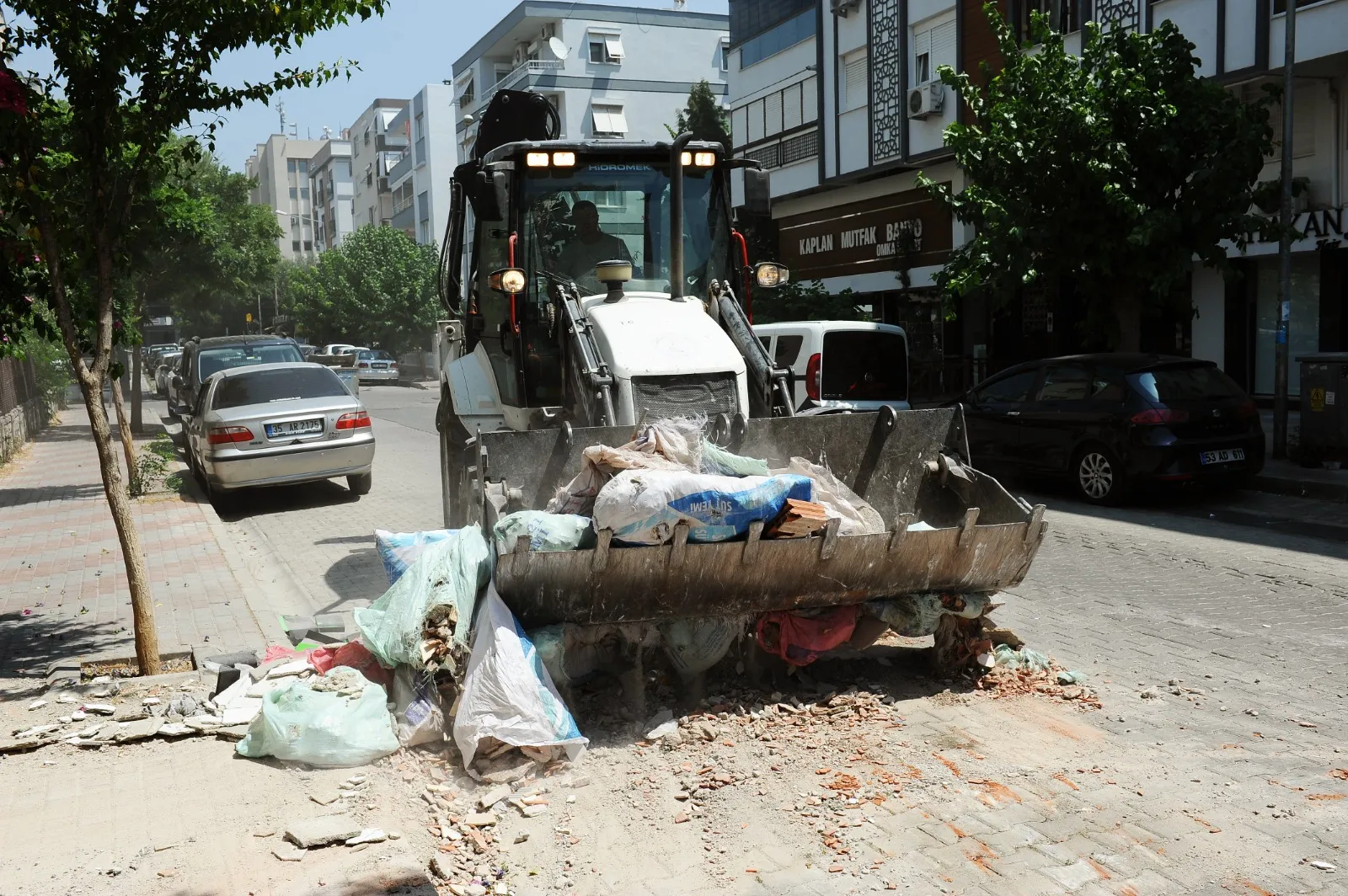 Karşıyaka Belediyesi, "Hedef Tertemiz Karşıyaka" kampanyası kapsamında yoğun çalışmalarına devam ediyor. 