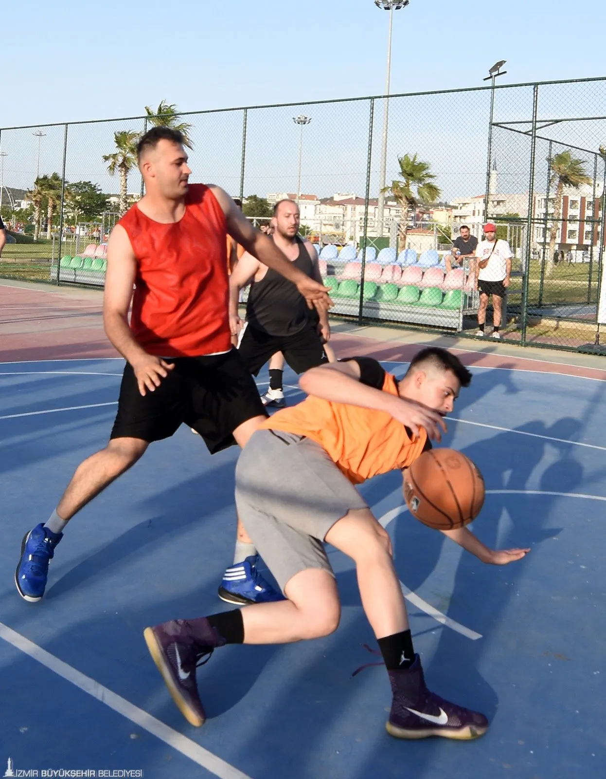 İzmir Büyükşehir Belediyesi tarafından "Sokağa Ayak, Potaya Smaç Basıyoruz" sloganıyla düzenlenen 3x3 Streetball İzmir Cup 2024'e katılmaya hazır mısınız?