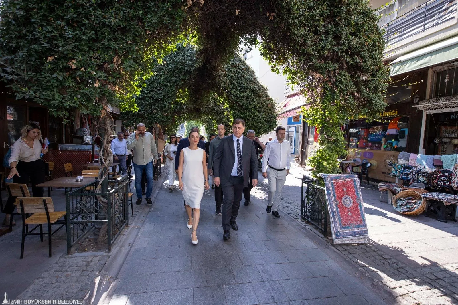 İzmir Büyükşehir Belediye Başkanı Dr. Cemil Tugay, Selçuk'ta düzenlediği koordinasyon toplantısında ilçenin sorunlarına çözüm bulmak için önemli adımlar attı.