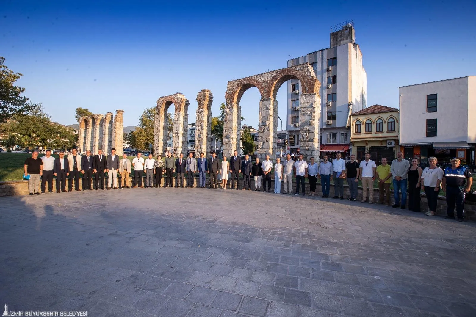 İzmir Büyükşehir Belediye Başkanı Dr. Cemil Tugay, Selçuk'ta düzenlediği koordinasyon toplantısında ilçenin sorunlarına çözüm bulmak için önemli adımlar attı.