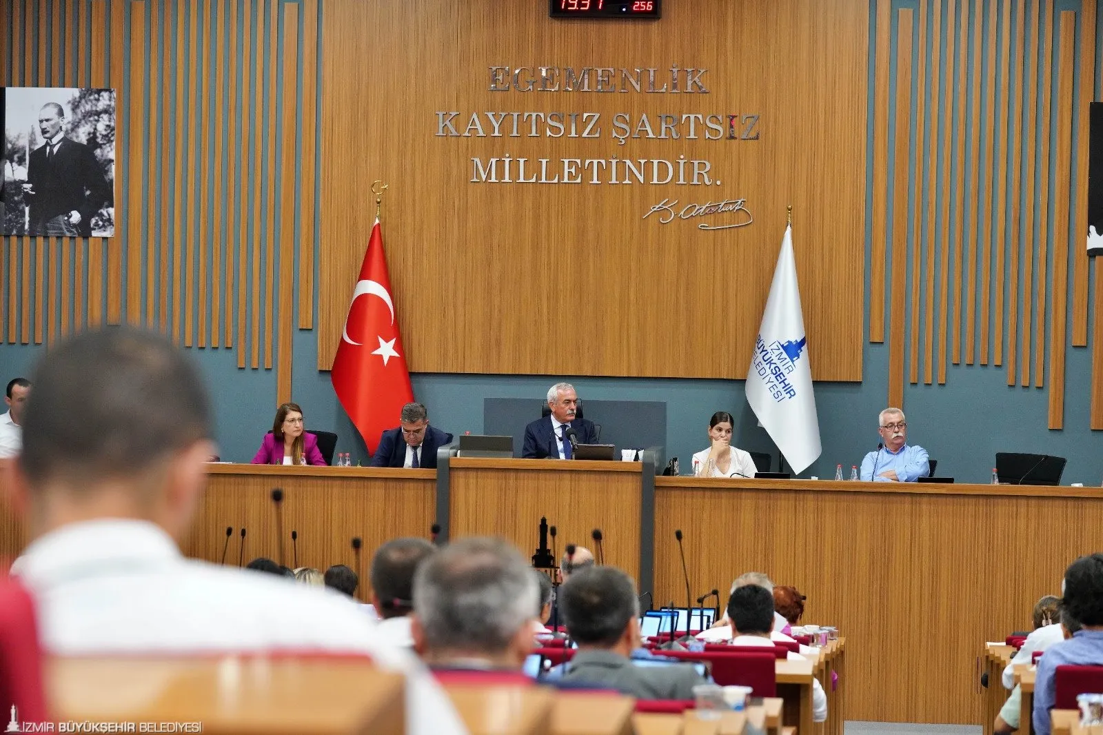 İzmir Büyükşehir Belediye Meclisi'nden Temmuz ayında önemli kararlar çıktı. Başkan Dr. Cemil Tugay'a memurlara sosyal denge tazminatında yasal sınırın üzerinde ödeme yapma yetkisi verildi.