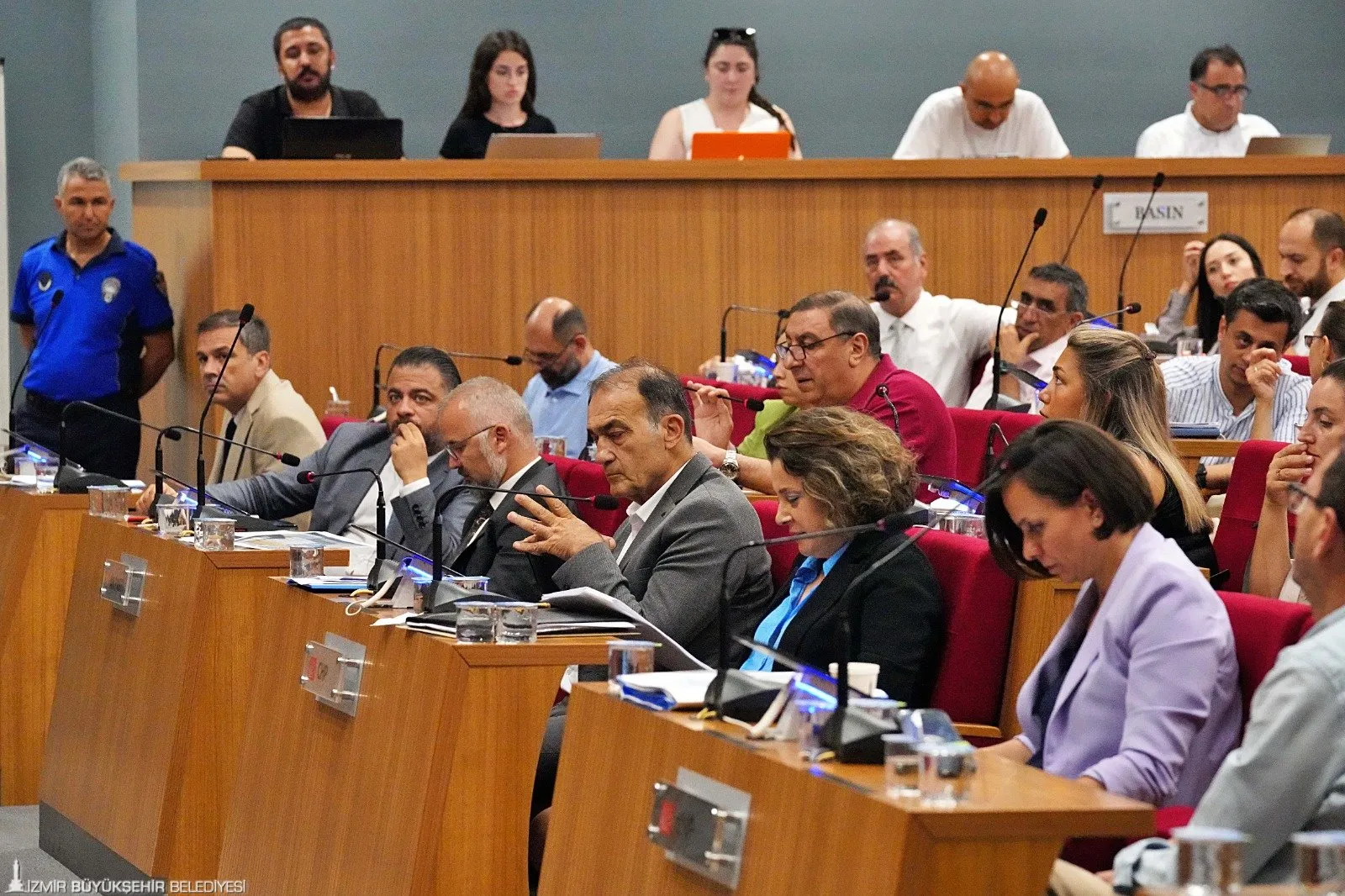 İzmir Büyükşehir Belediye Meclisi'nden Temmuz ayında önemli kararlar çıktı. Başkan Dr. Cemil Tugay'a memurlara sosyal denge tazminatında yasal sınırın üzerinde ödeme yapma yetkisi verildi.