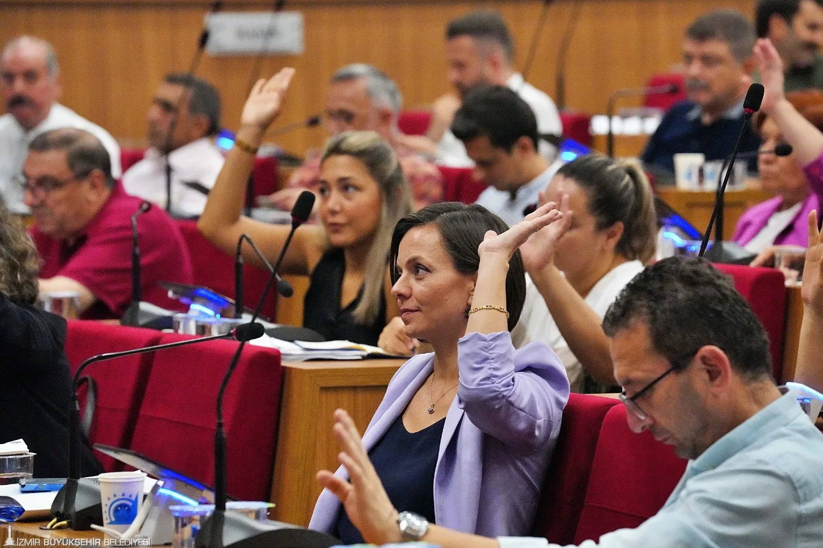 İzmir Büyükşehir Belediye Meclisi'nden Temmuz ayında önemli kararlar çıktı. Başkan Dr. Cemil Tugay'a memurlara sosyal denge tazminatında yasal sınırın üzerinde ödeme yapma yetkisi verildi.