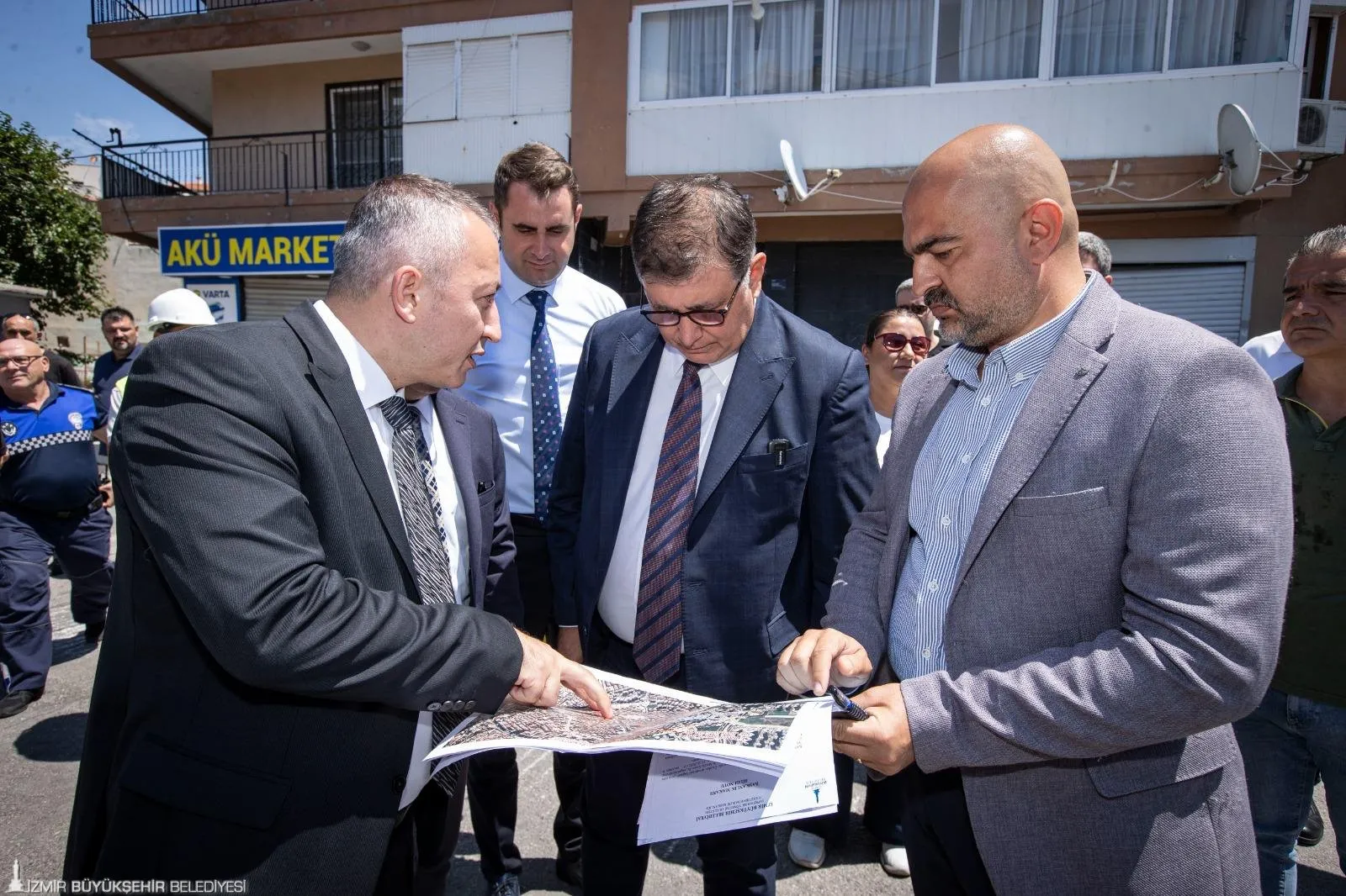 İzmir Büyükşehir Belediyesi, Karşıyaka Şemikler ve Demirköprü mahallelerinde imar planlarında yol gövdesinde kalan ve trafik akışını zorlaştıran binaların yıkımına başladı. 