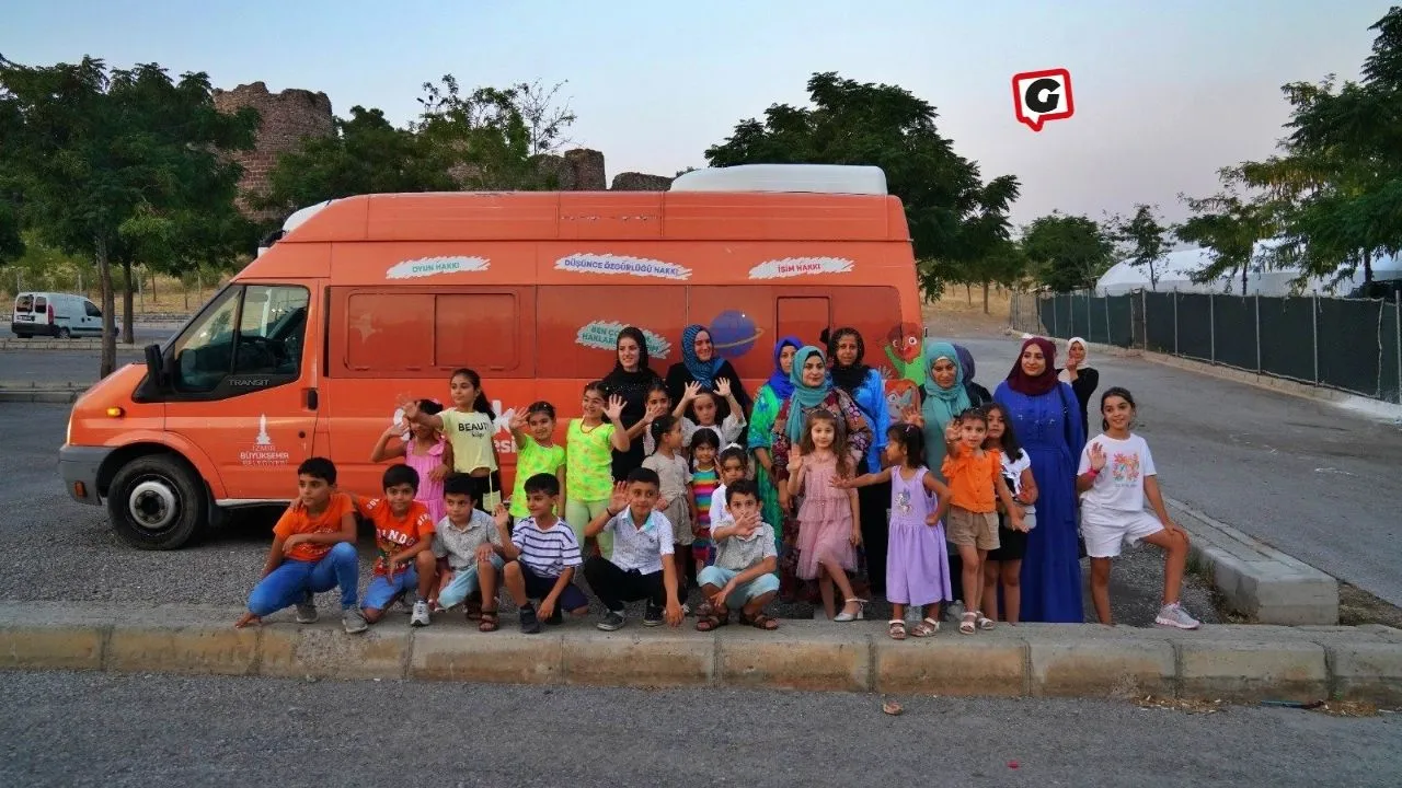 İzmir Büyükşehir Belediyesi'nden Kadifekale Çocuklarına 'Efsane Dinozorlar' Sürprizi