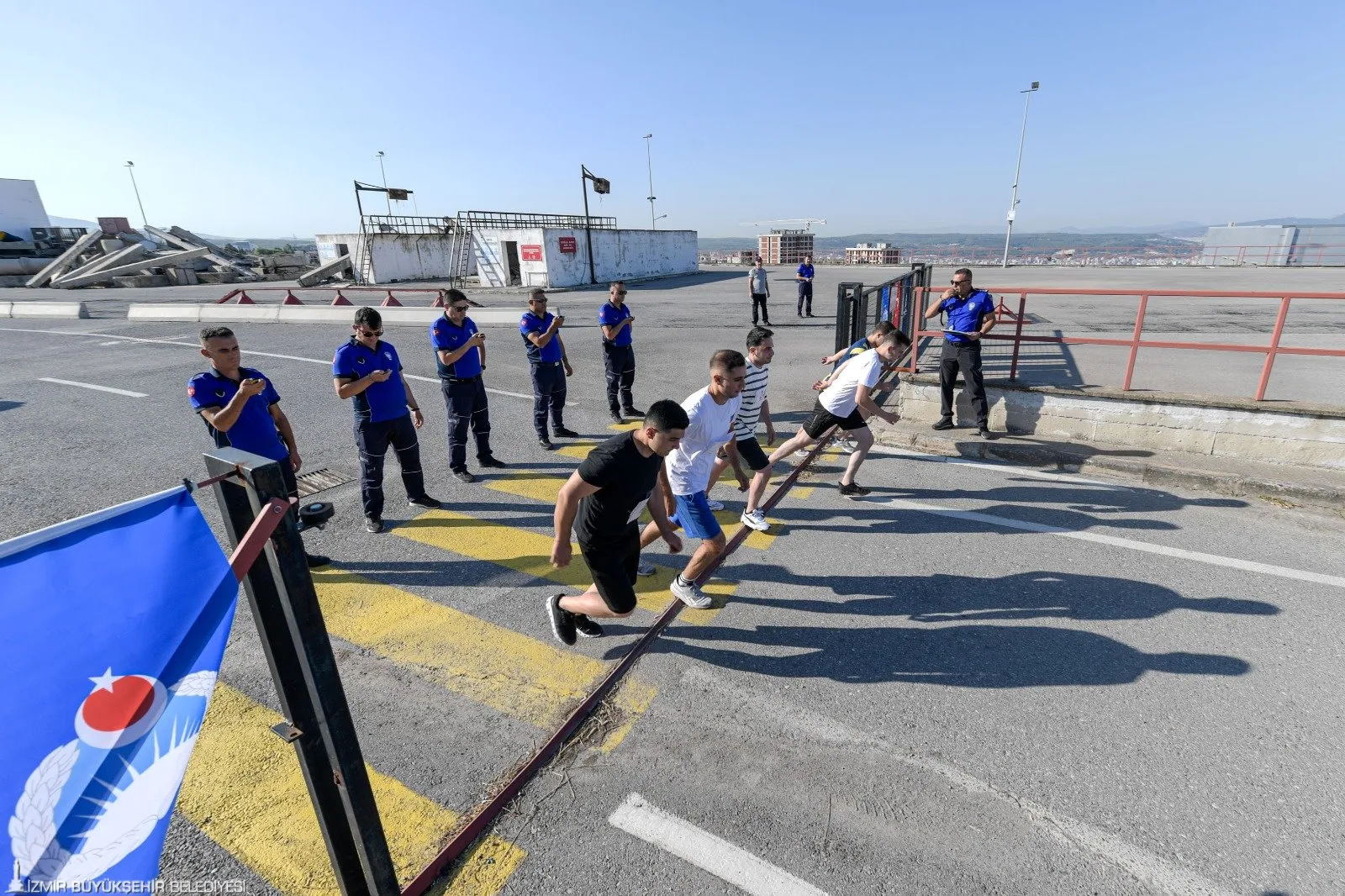 İzmir Büyükşehir Belediyesi Zabıta Dairesi Başkanlığı, 36 kişilik zabıta memuru alımı için düzenlediği sınavda adaylar zorlu bir parkur ve mülakatlarla karşı karşıya kaldı.