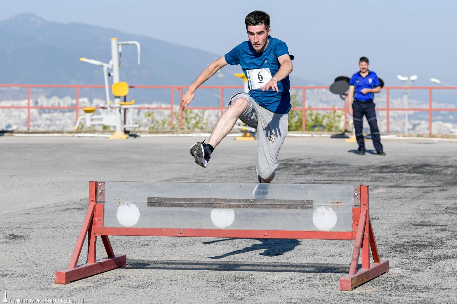 İzmir Büyükşehir Belediyesi Zabıta Dairesi Başkanlığı, 36 kişilik zabıta memuru alımı için düzenlediği sınavda adaylar zorlu bir parkur ve mülakatlarla karşı karşıya kaldı.