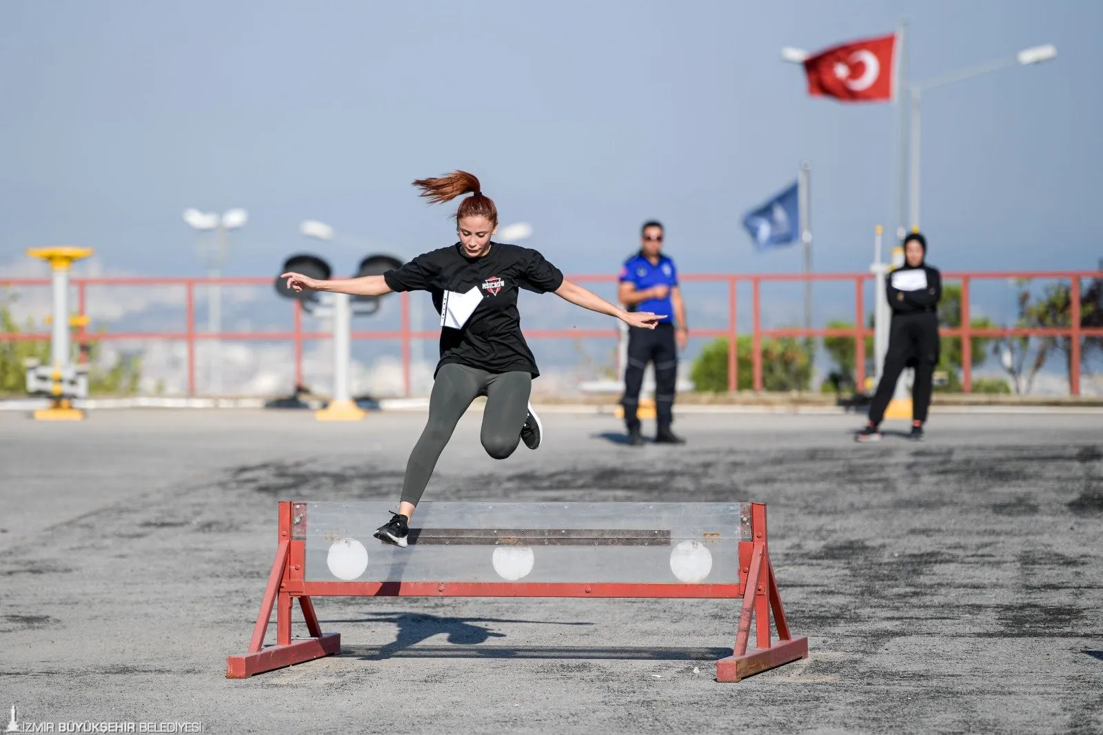 İzmir Büyükşehir Belediyesi Zabıta Dairesi Başkanlığı, 36 kişilik zabıta memuru alımı için düzenlediği sınavda adaylar zorlu bir parkur ve mülakatlarla karşı karşıya kaldı.