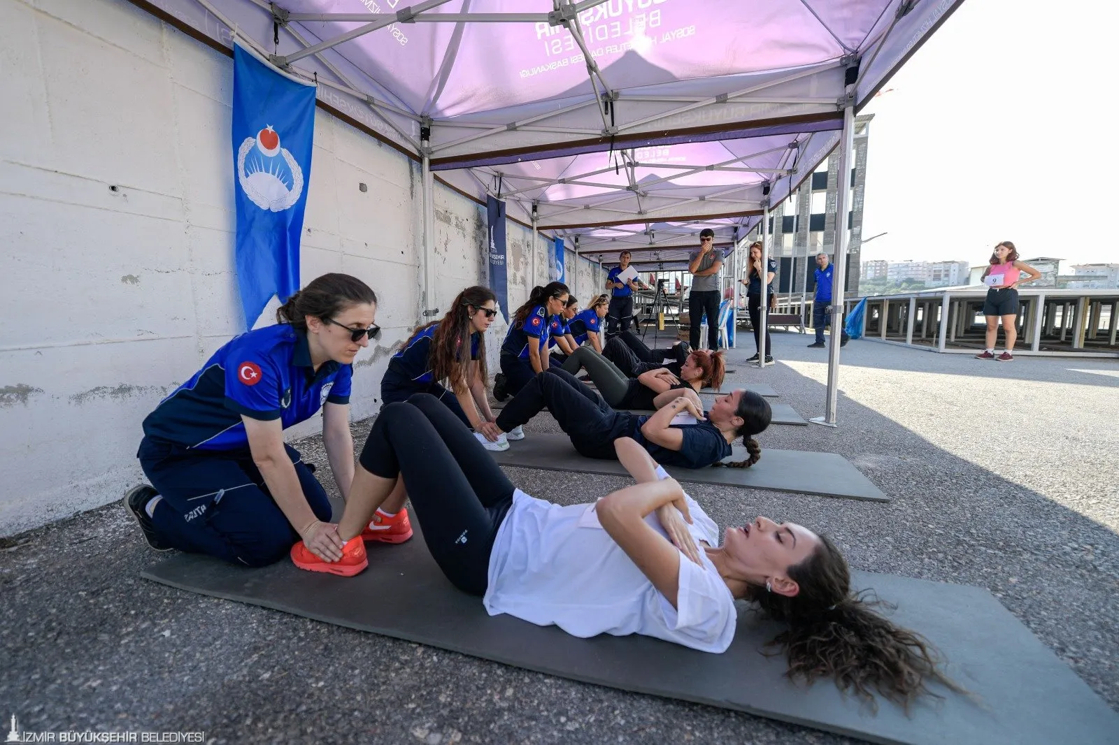 İzmir Büyükşehir Belediyesi Zabıta Dairesi Başkanlığı, 36 kişilik zabıta memuru alımı için düzenlediği sınavda adaylar zorlu bir parkur ve mülakatlarla karşı karşıya kaldı.