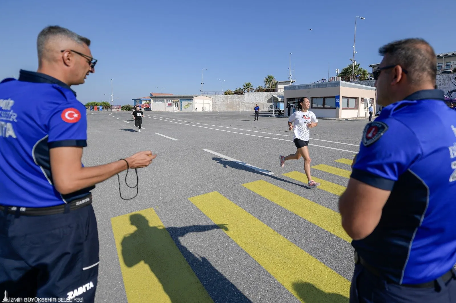 İzmir Büyükşehir Belediyesi Zabıta Dairesi Başkanlığı, 36 kişilik zabıta memuru alımı için düzenlediği sınavda adaylar zorlu bir parkur ve mülakatlarla karşı karşıya kaldı.