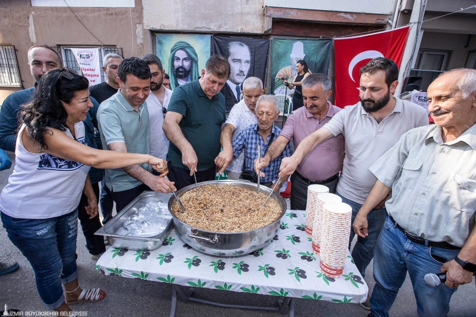 İzmir Büyükşehir Belediye Başkanı Dr. Cemil Tugay, Muharrem ayı dolayısıyla Balçova Cemevi'nde pişirilen aşure lokmasına katılarak birlik ve beraberlik mesajı verdi.