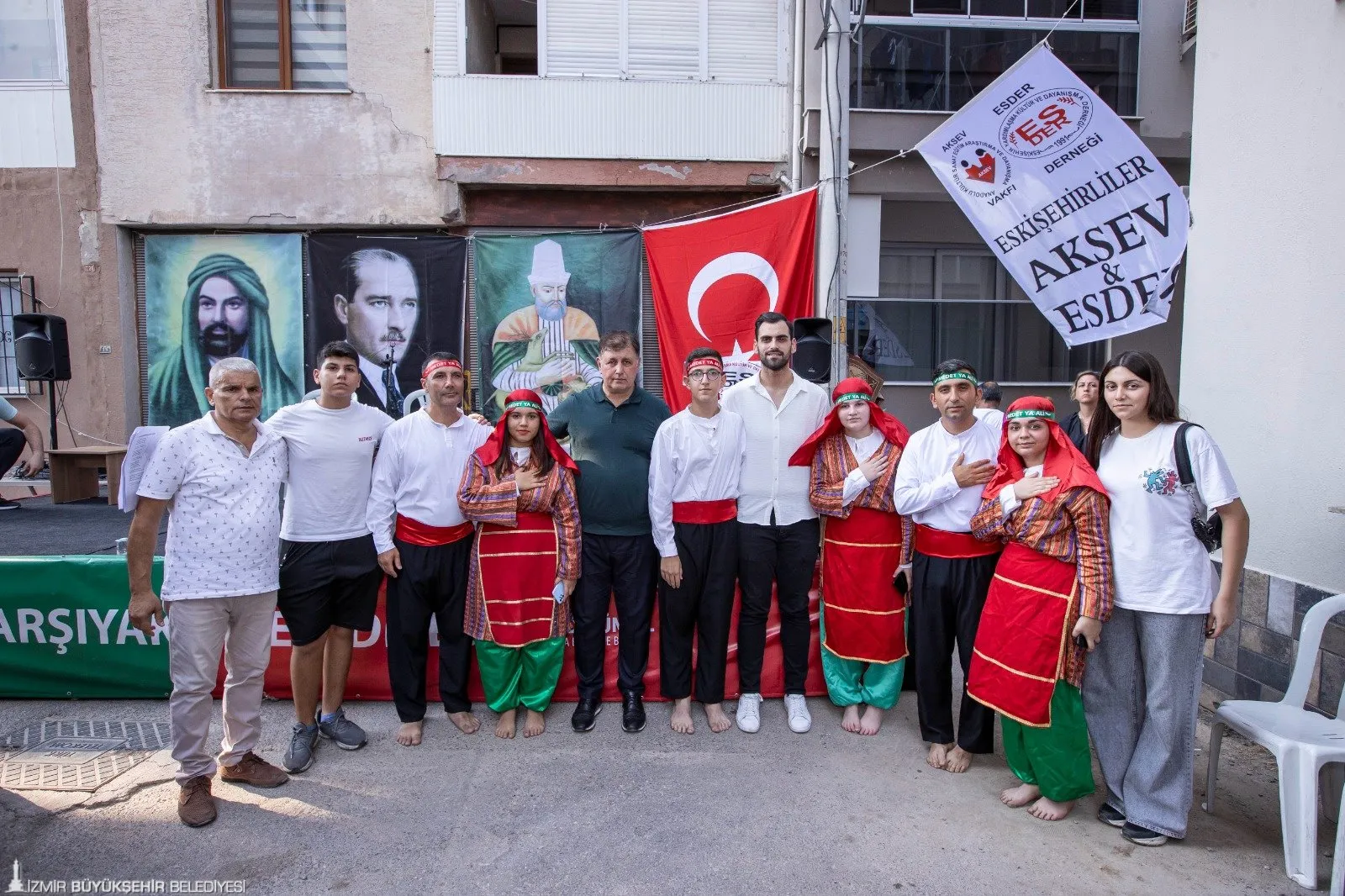 İzmir Büyükşehir Belediye Başkanı Dr. Cemil Tugay, Muharrem ayı dolayısıyla Balçova Cemevi'nde pişirilen aşure lokmasına katılarak birlik ve beraberlik mesajı verdi.