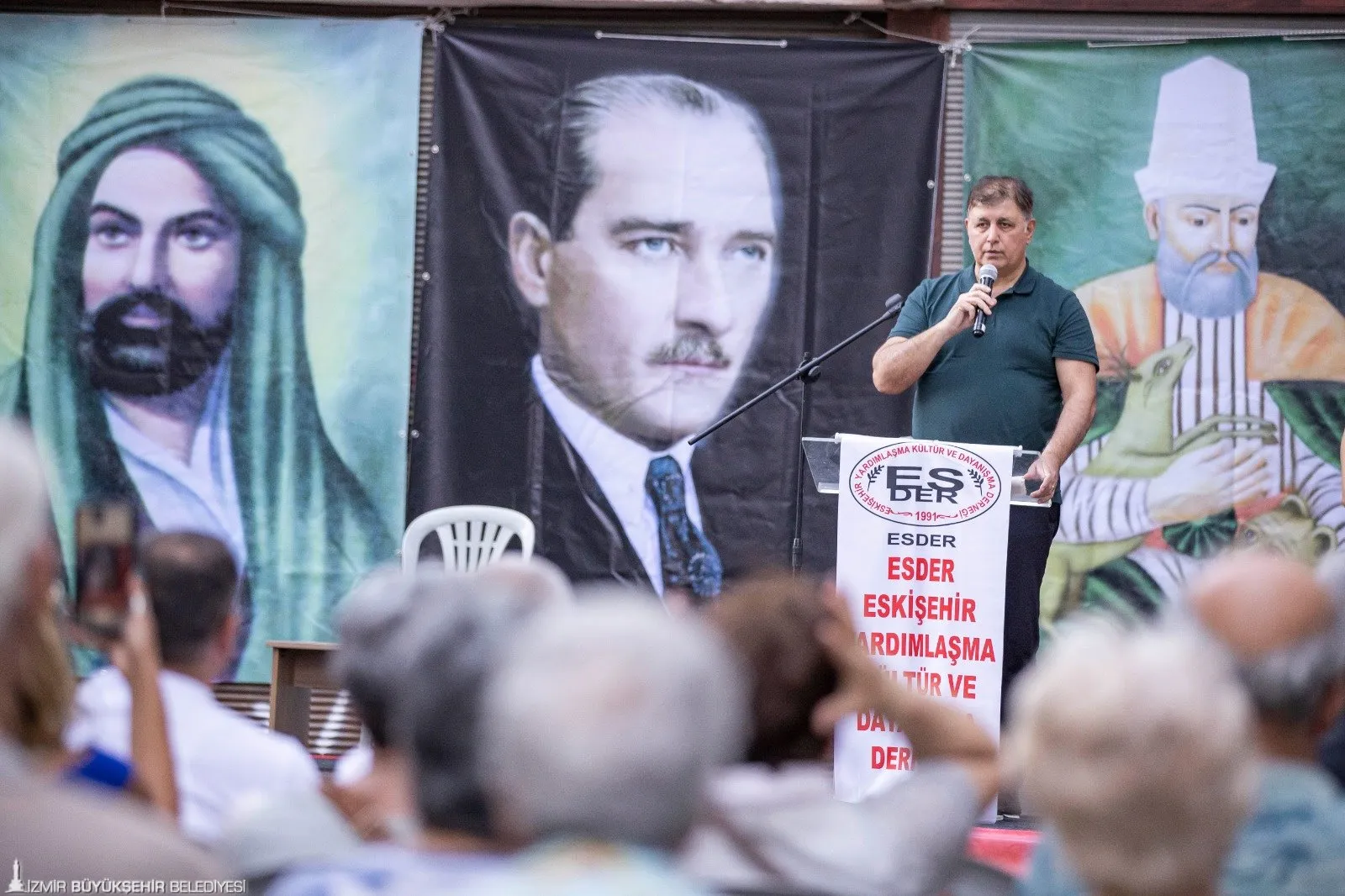 İzmir Büyükşehir Belediye Başkanı Dr. Cemil Tugay, Muharrem ayı dolayısıyla Balçova Cemevi'nde pişirilen aşure lokmasına katılarak birlik ve beraberlik mesajı verdi.