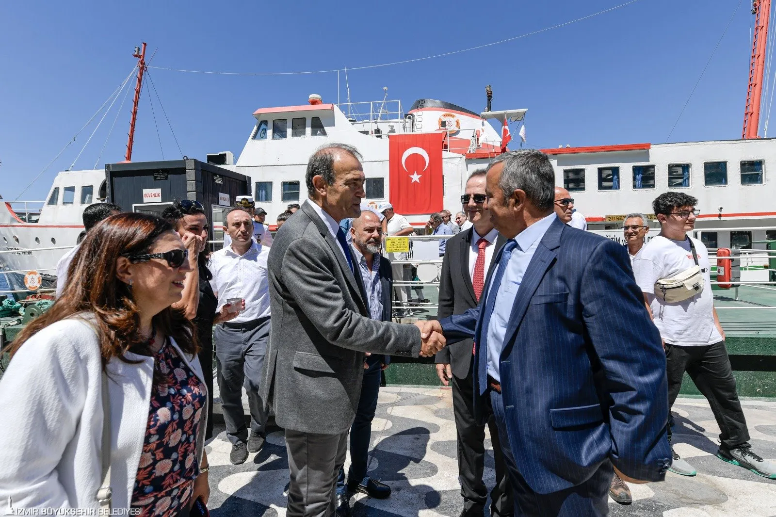İzmir, 1 Temmuz Denizcilik ve Kabotaj Bayramı’nı görkemli etkinliklerle kutladı. Cumhuriyet Meydanı’nda başlayan törenler, İzmir Körfezi’nde devam etti.