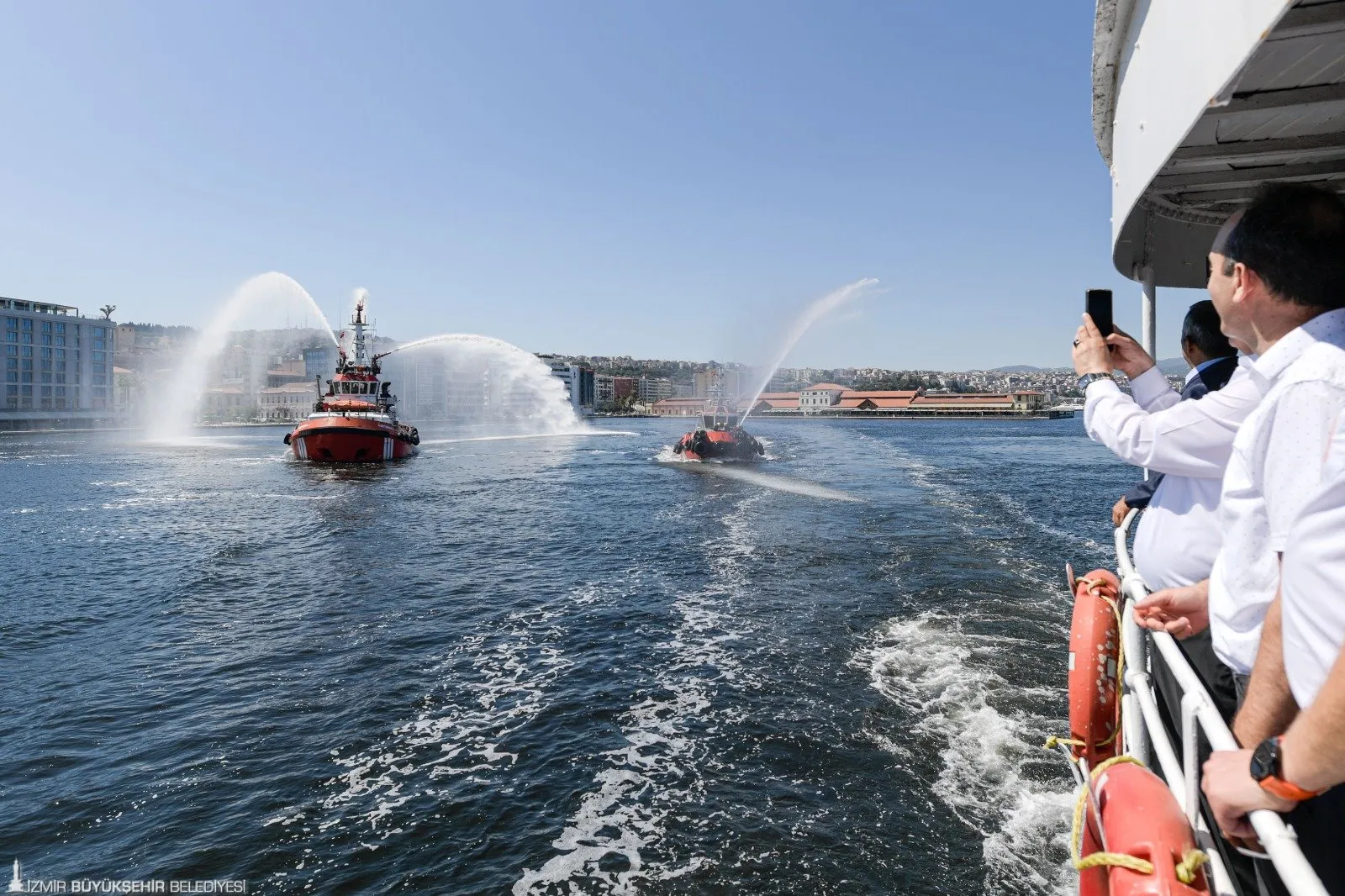 İzmir, 1 Temmuz Denizcilik ve Kabotaj Bayramı’nı görkemli etkinliklerle kutladı. Cumhuriyet Meydanı’nda başlayan törenler, İzmir Körfezi’nde devam etti.