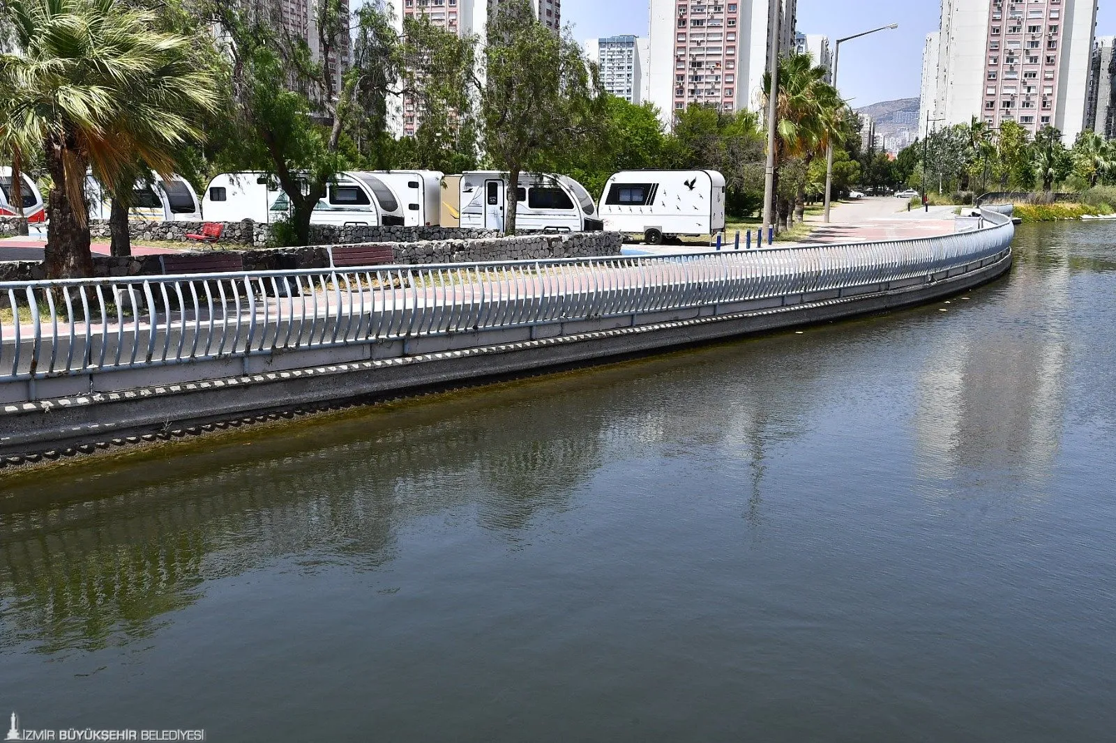 İzmir Büyükşehir Belediyesi'nin deniz taşkınlarına karşı yürüttüğü çalışmalar kapsamında Karşıyaka Yelken Kulübü çevresi bambaşka bir görünüme kavuştu. 