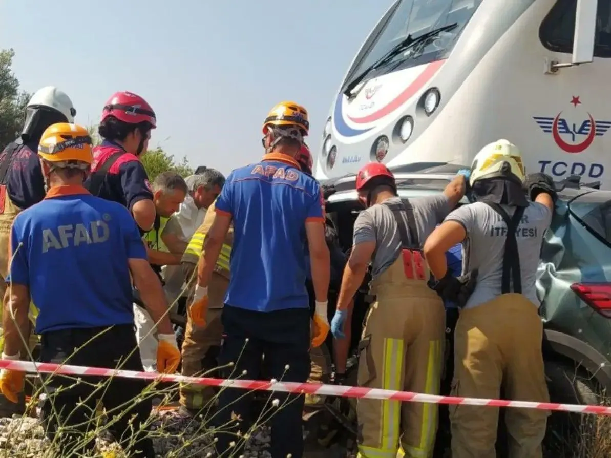 İzmir'in Menemen ilçesinde, Yahşelli Mahallesi'nde bulunan hemzemin geçitte TCDD'ye ait yolcu treni, seyir halindeki bir otomobile çarptı.