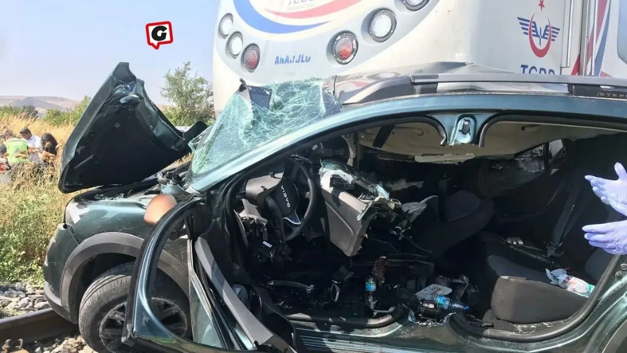 İzmir'de Feci Kaza: TCDD Treni Otomobile Çarptı, 3 Kişi Hayatını Kaybetti