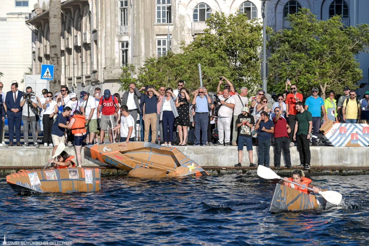 İzmir Büyükşehir Belediyesi Başkan Vekili Dr. Zafer Levent Yıldır'ın da katıldığı 16. Geleneksel Kartondan Tekneler Yarışması'nda kıyasıya mücadele yaşandı.